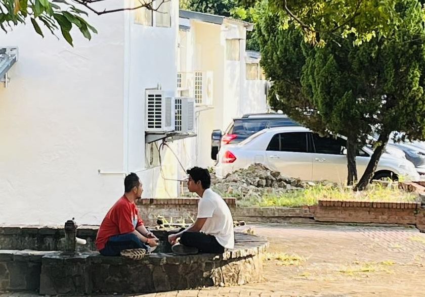 九把刀分享同事側拍他開導朱軒洋的當下無奈的模樣。（翻攝自臉書）