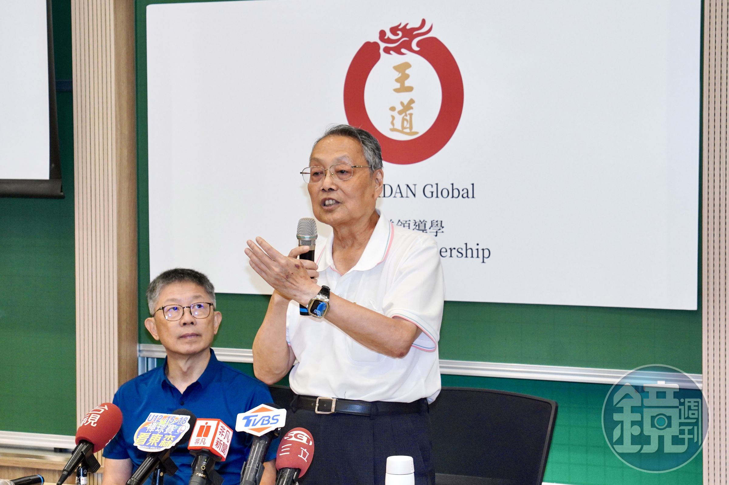 宏碁集團創辦人施振榮開心對外介紹他在GPT上的AI分身。