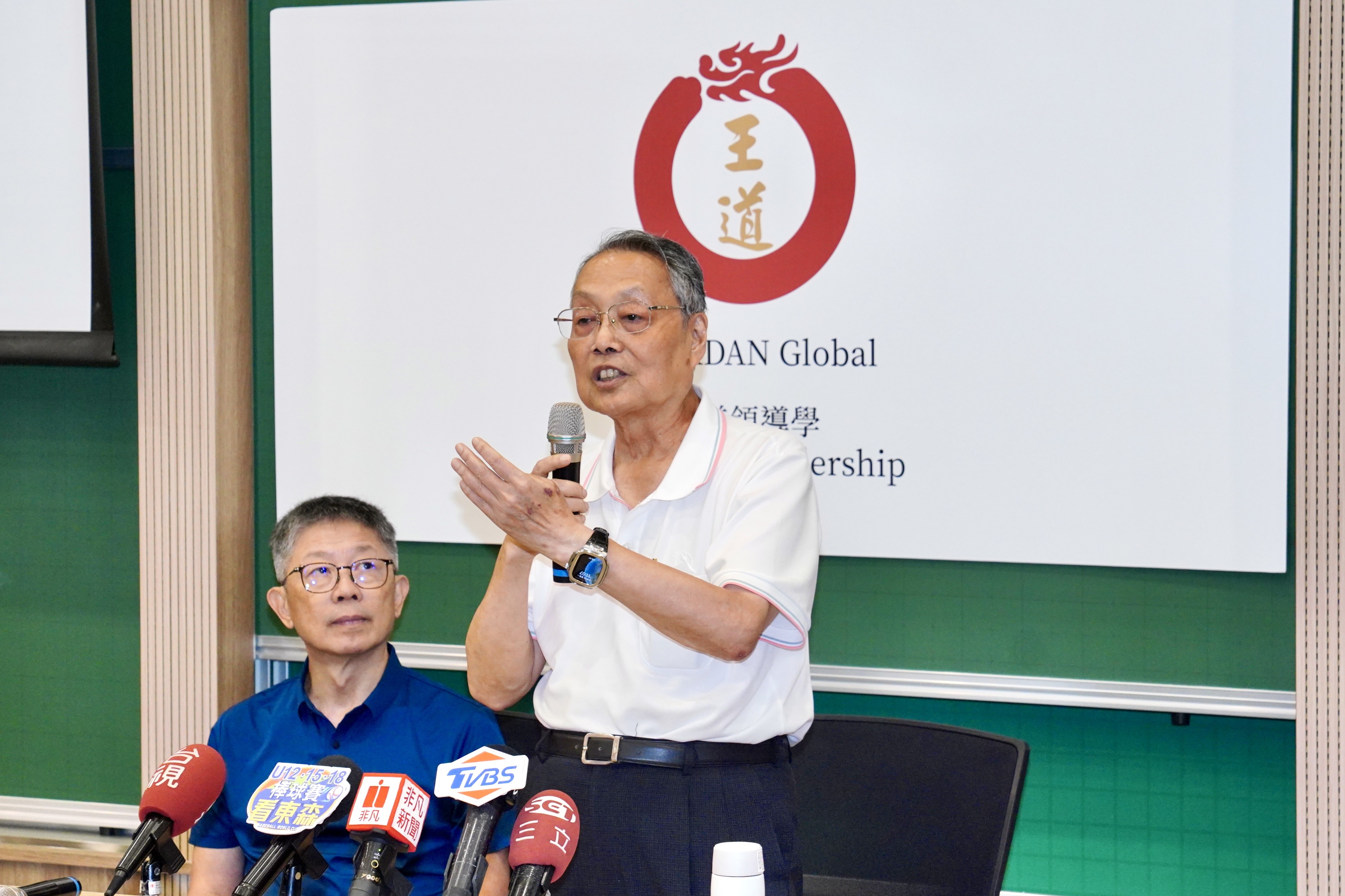 宏碁集團創辦人施振榮開心對外介紹他在GPT上的AI分身。