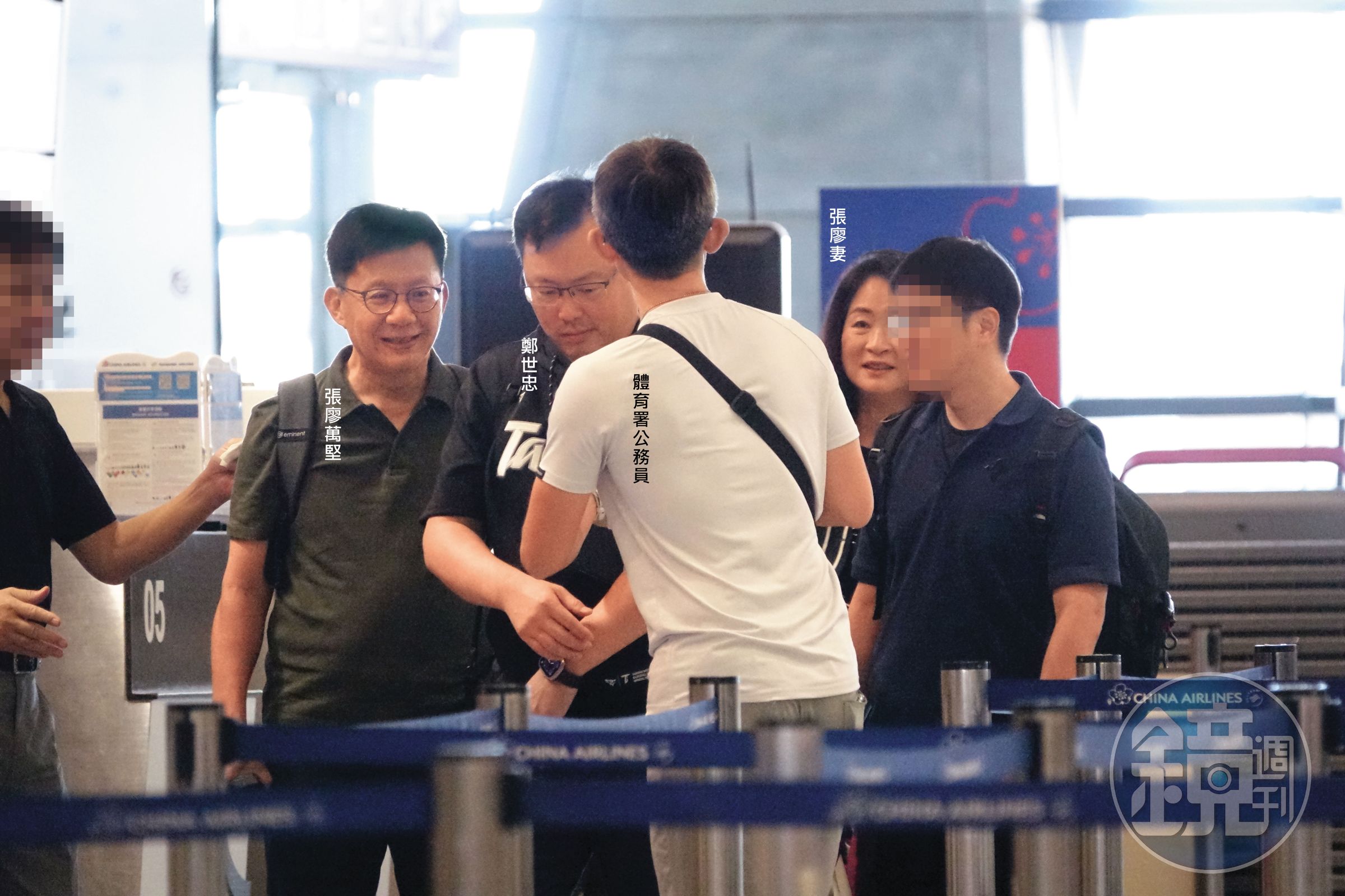體育署長鄭世忠與張廖夫妻在體育署公務員協助下,火速辦理完登機手續。