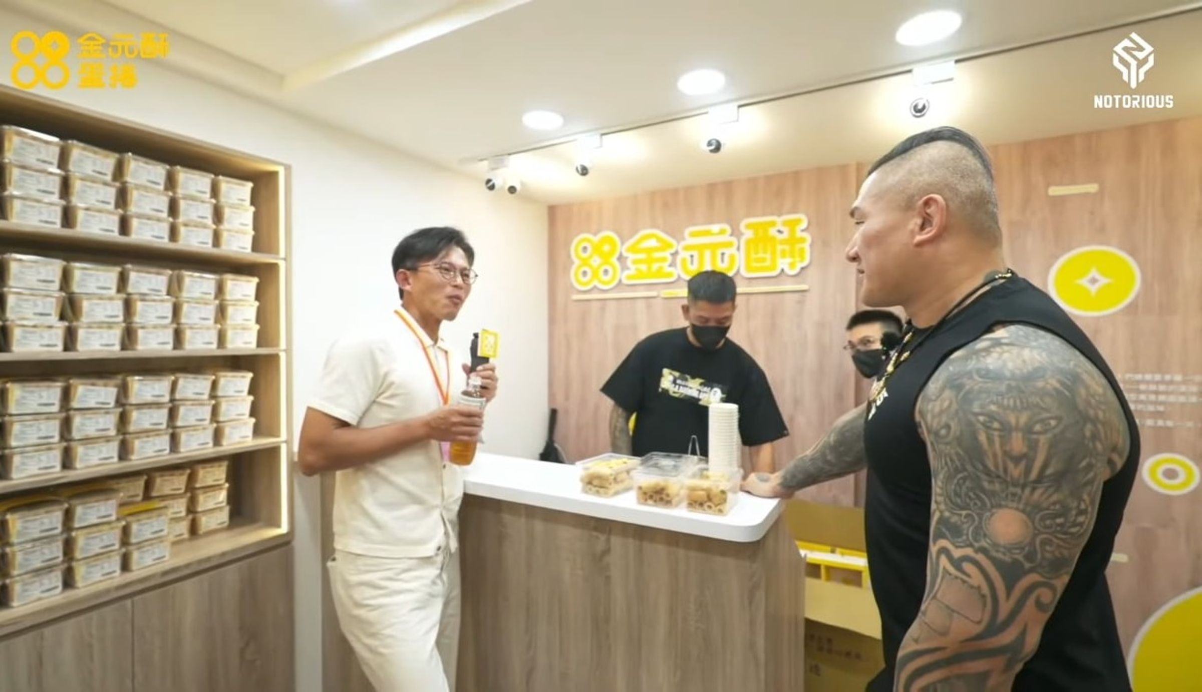 黃國昌日前才去幫館長蛋捲店捧場。(翻攝臉書「飆捍」)