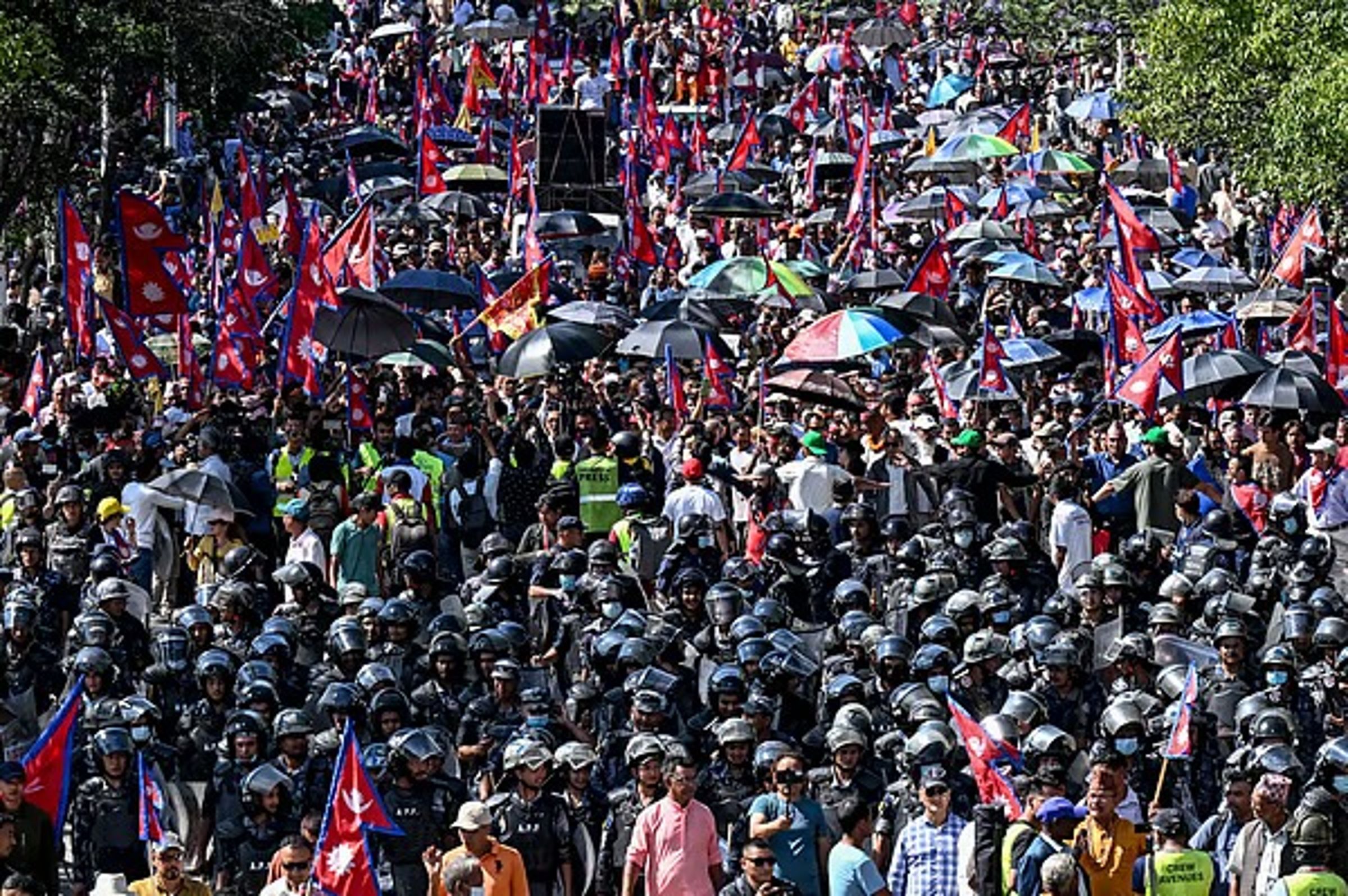 民眾上街抗議尼泊爾政府，他們認為政府試圖噤聲，同時也藉此表達對長期腐敗與經濟困境的不滿。（翻攝自@ICCAsiaCricket X）