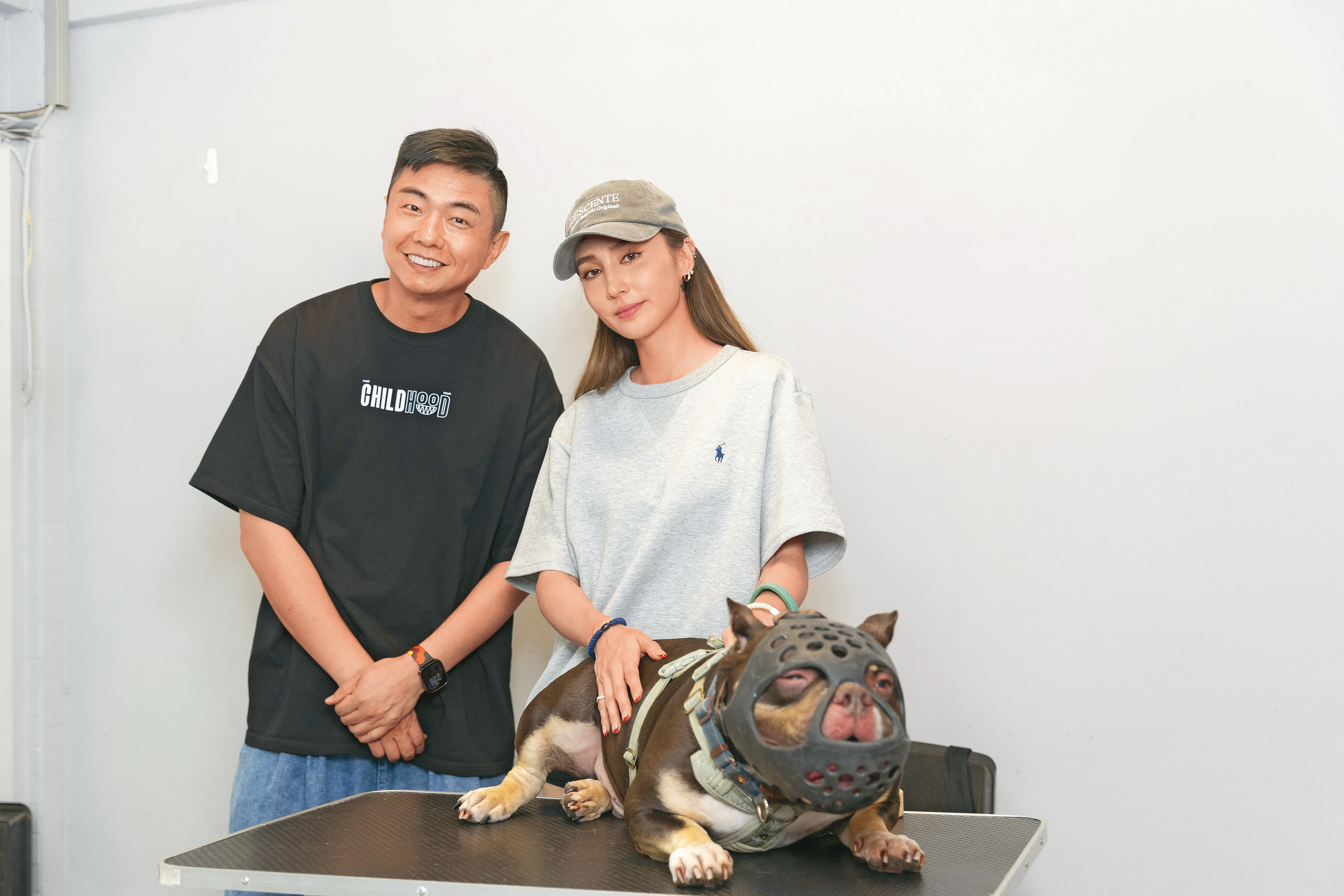 孫尤安（右）帶著惡霸犬夠靠來找熊爸（左），牠的個性不穩定，只好放到桌子上。
