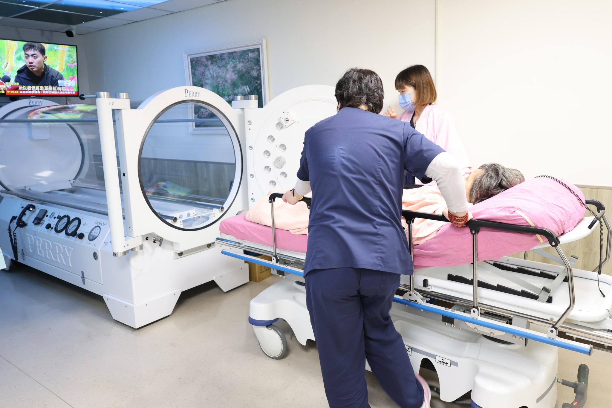 彰化農婦遭3惡犬圍攻追咬,院方曝傷勢。(翻攝自衛福部彰化醫院臉書)