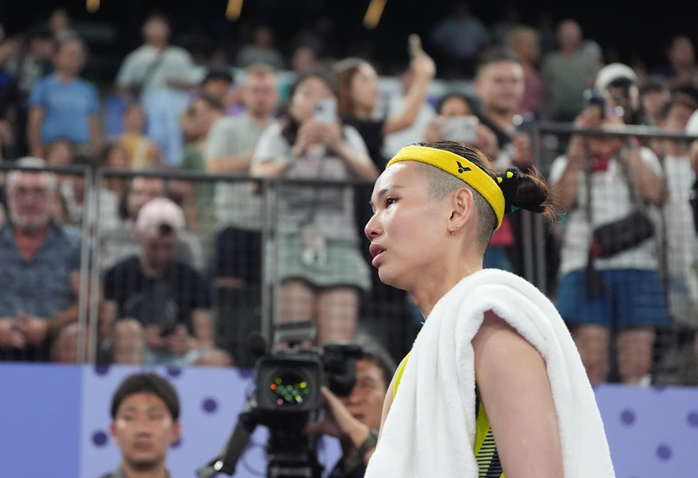 戴資穎在小組賽中敗給好友依瑟儂,在場上落下淚水。(中華奧會提供)