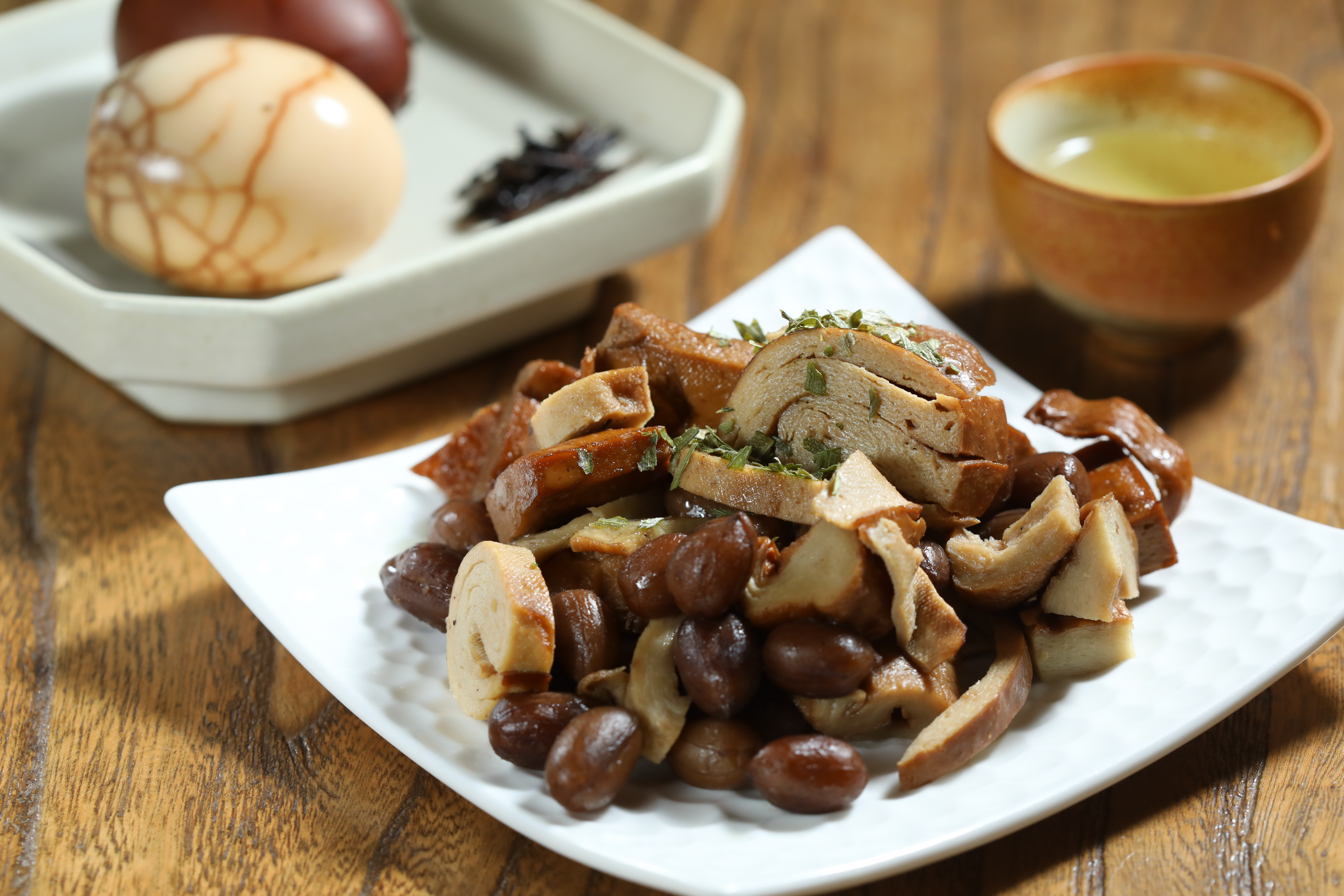 點任一茶飲就能加購「綜合滷味」與「茶葉蛋」2顆。（加購價120元／份）