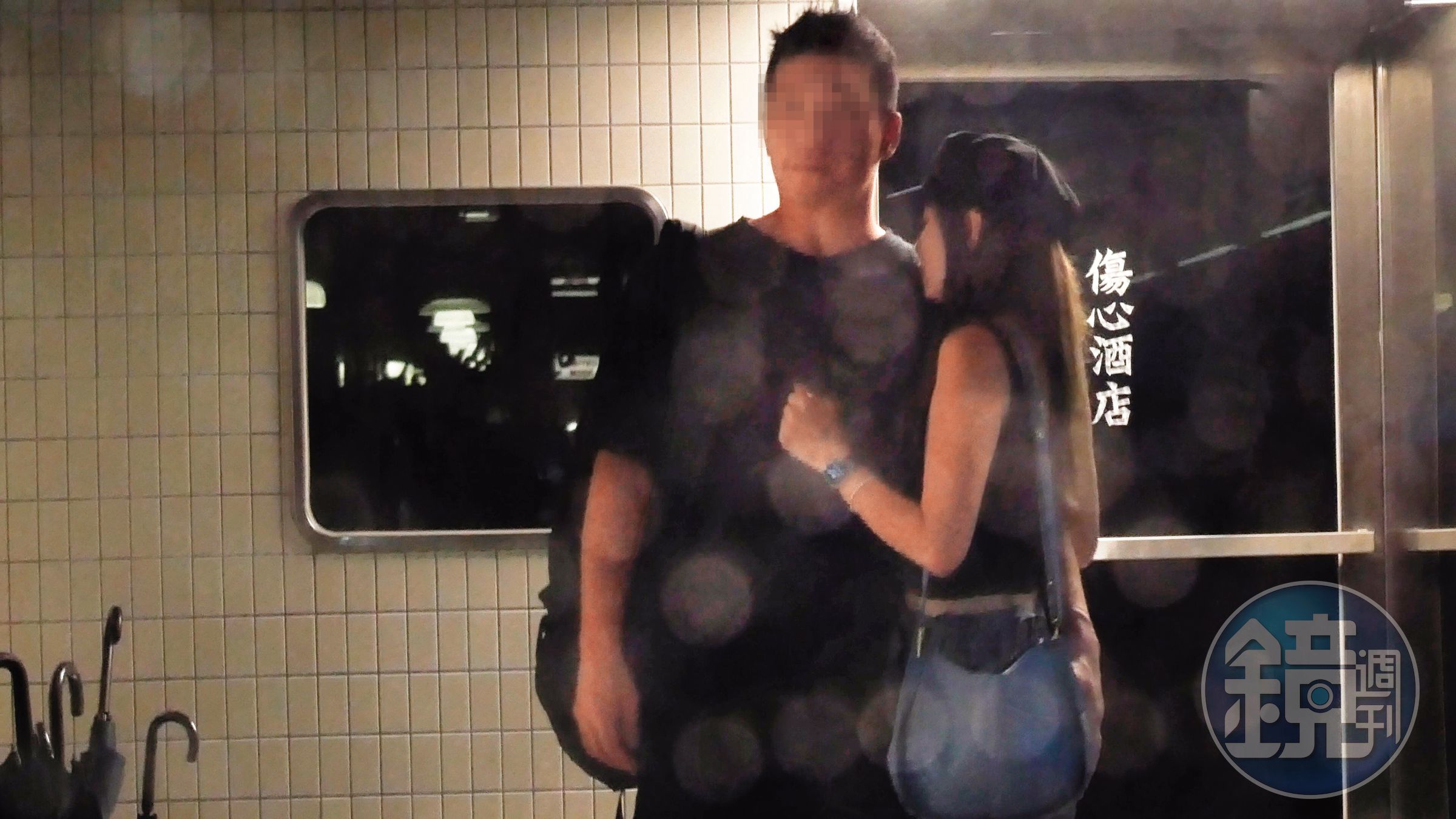 00:38 林韋君不時就將身體靠在男友身上磨蹭,對方也伸手摸上她屁股。
