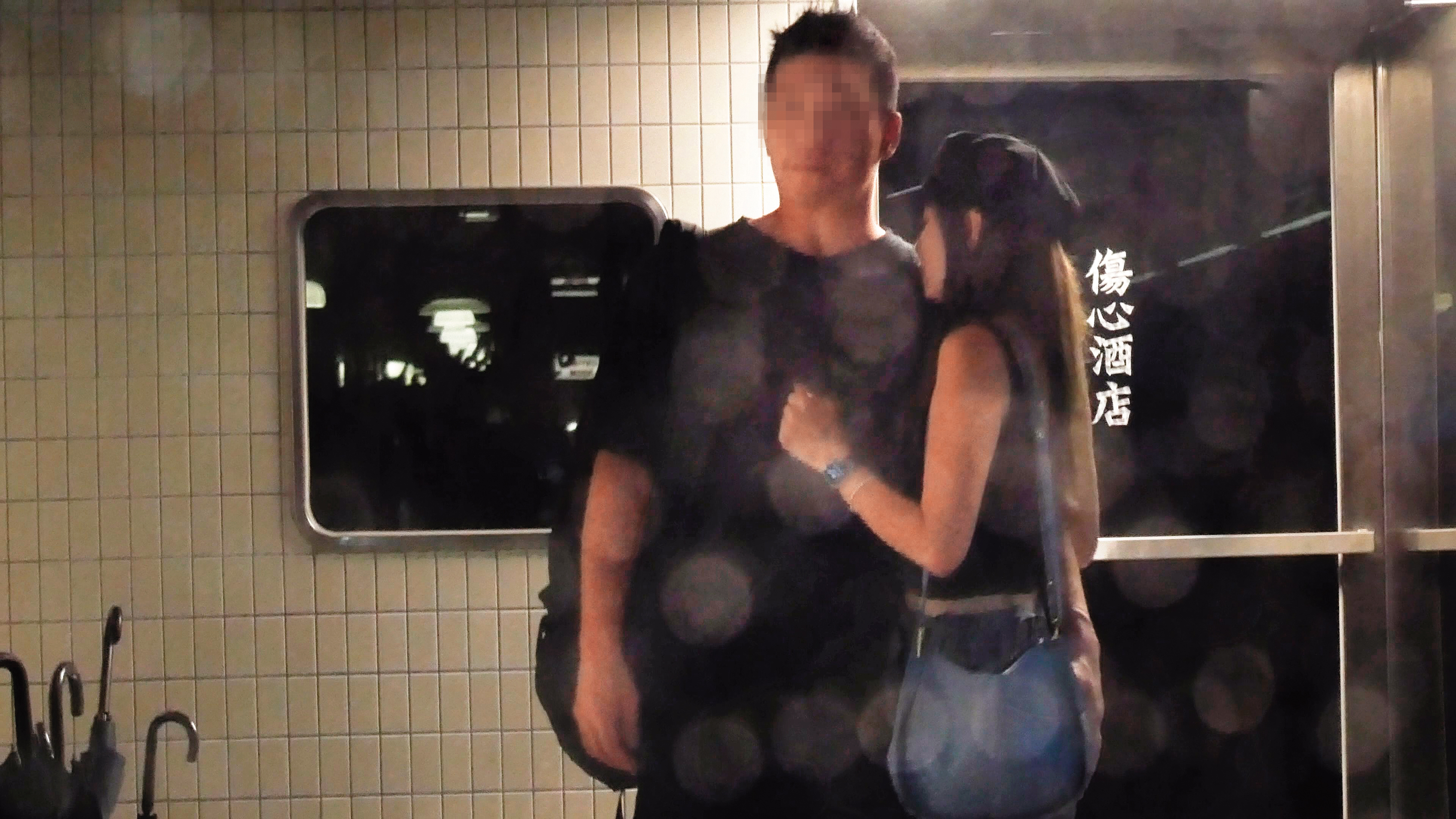 00：38 林韋君不時就將身體靠在男友身上磨蹭，對方也伸手摸上她屁股。