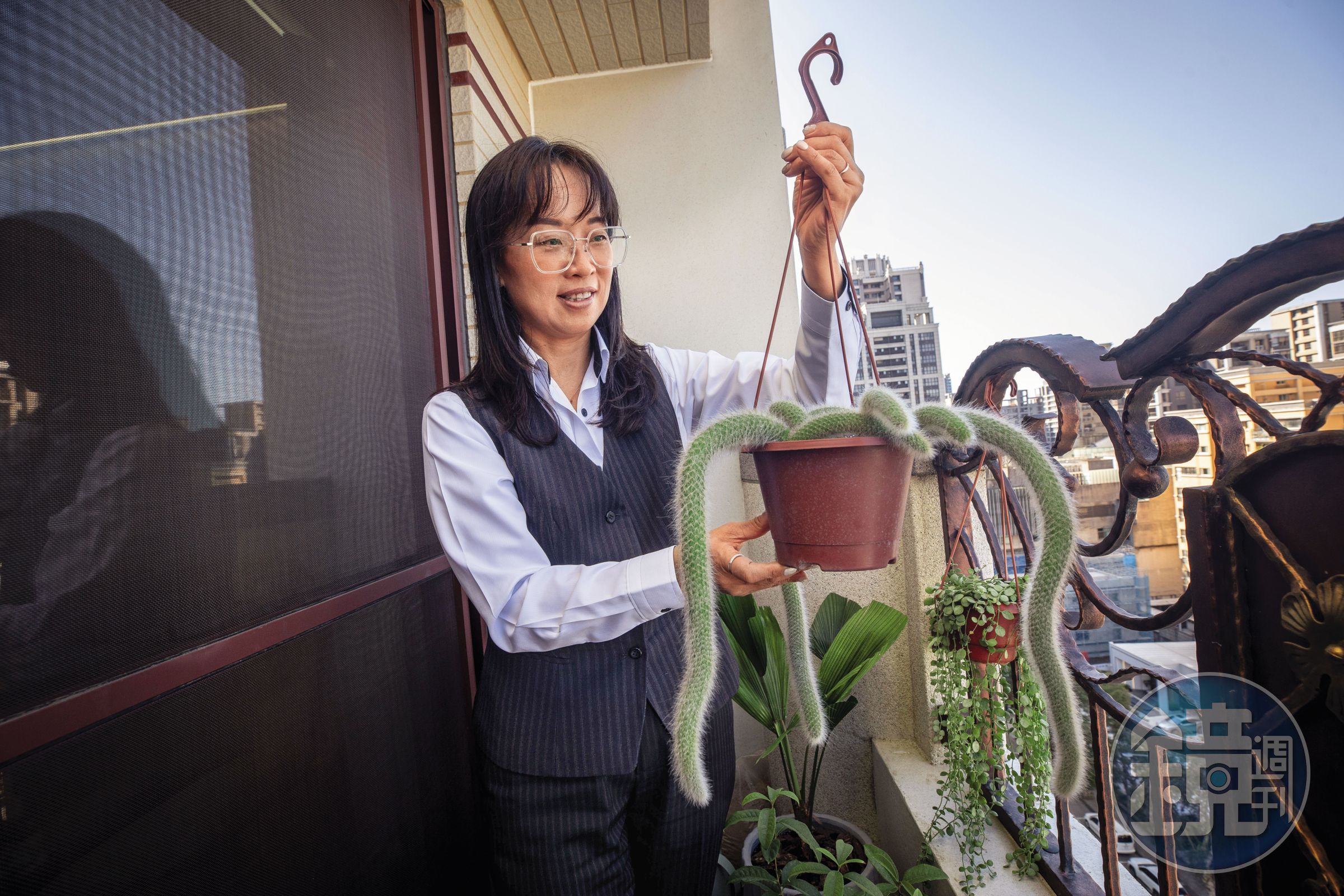 房仲超業鍾秀蘭種植萬年青、猴尾巴紓壓定心，寫下年年業績破千萬的成績。