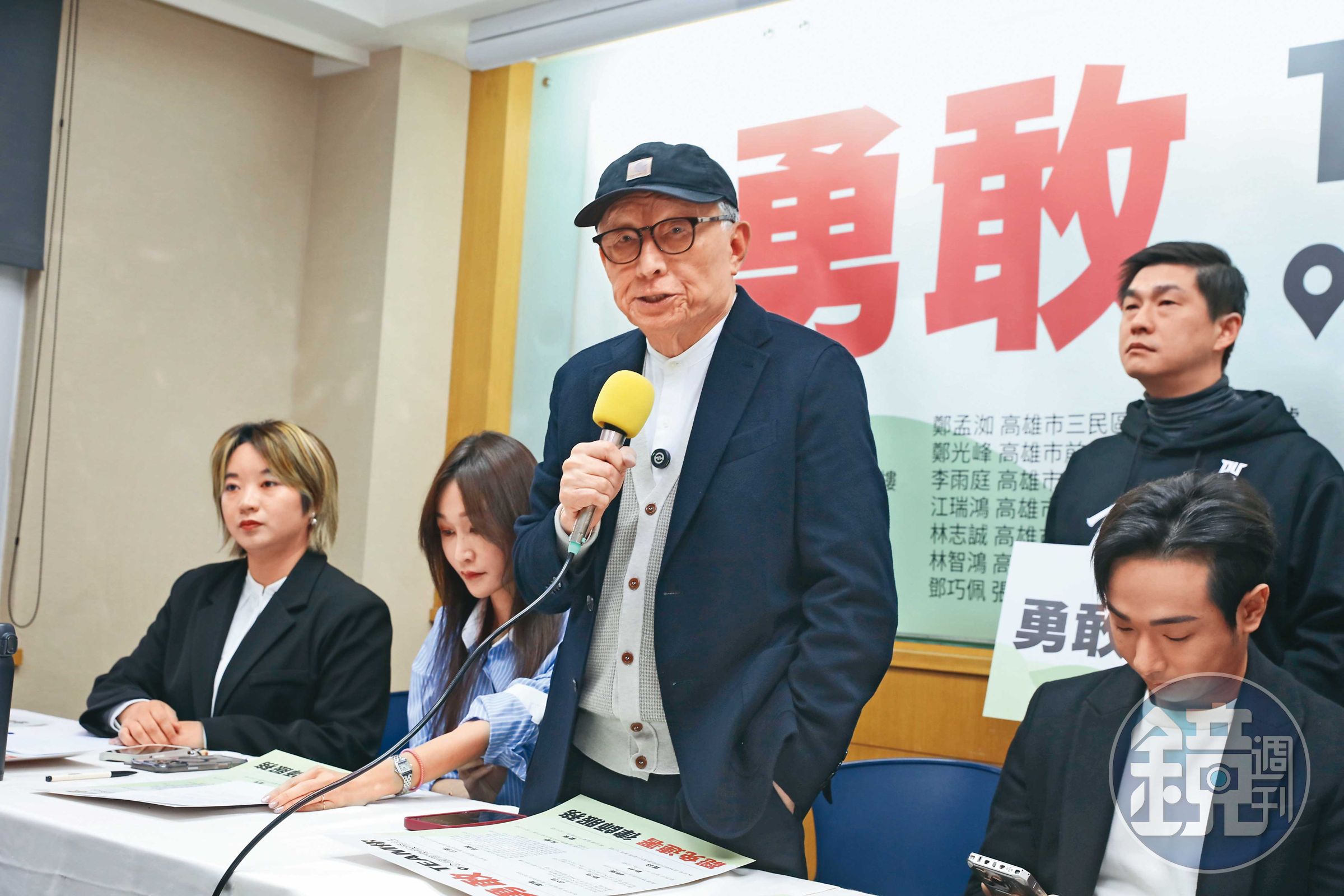 民進黨對罷免活動的支持轉趨檯面化，湧言會議員17日與大力支持罷免的聯電創辦人曹興誠共同舉行記者會。
