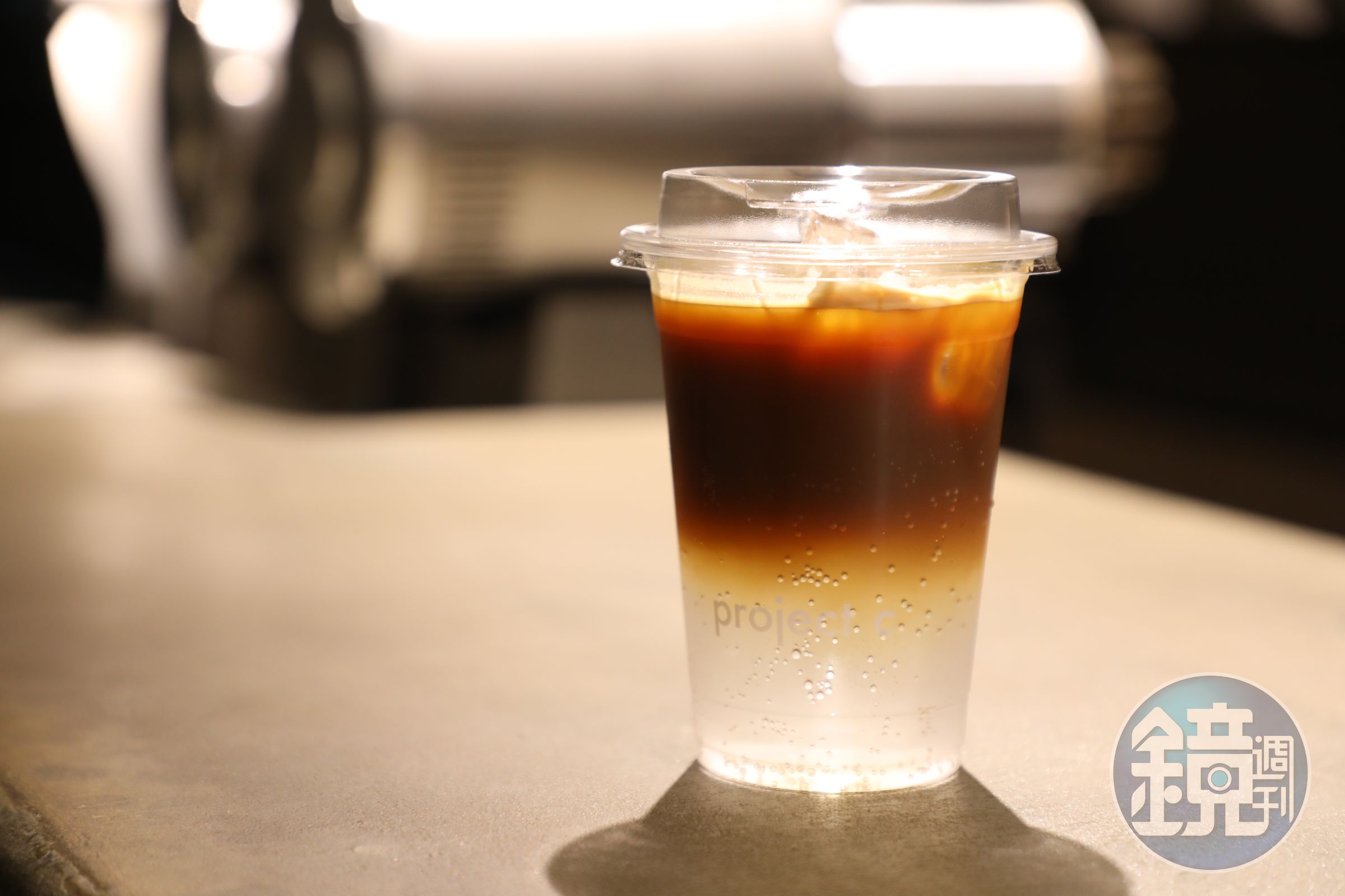適合天氣熱時飲用的「Espresso Tonic」使用來自巴西的蜜處理Brazil Carmo De Minas,氣泡感滿滿清爽提神。(港幣50元/杯)