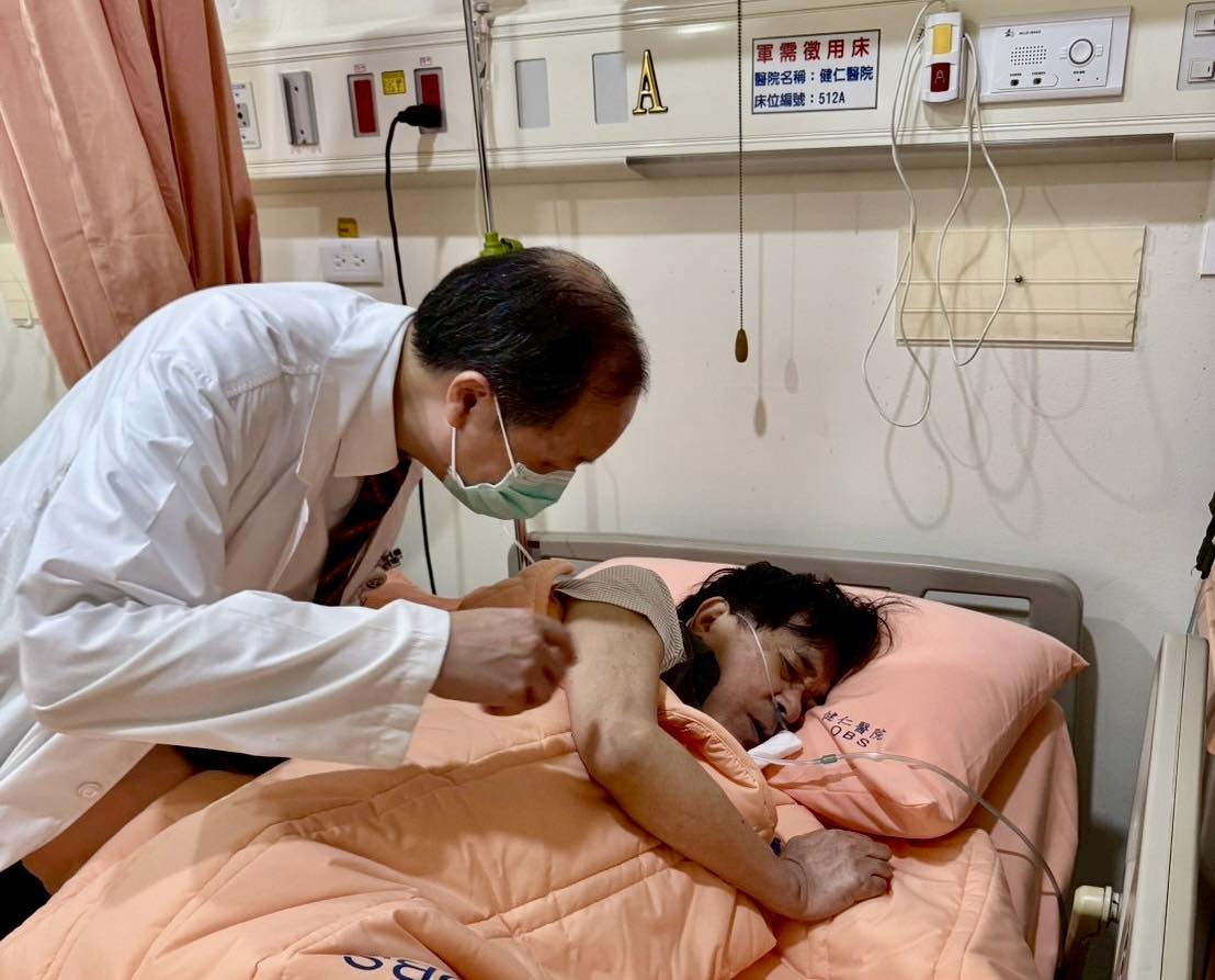 陳水扁po出「憔悴」病床照，提到自己到醫院進行胃鏡檢查，共切除了8顆瘜肉。（翻攝自陳水扁臉書）