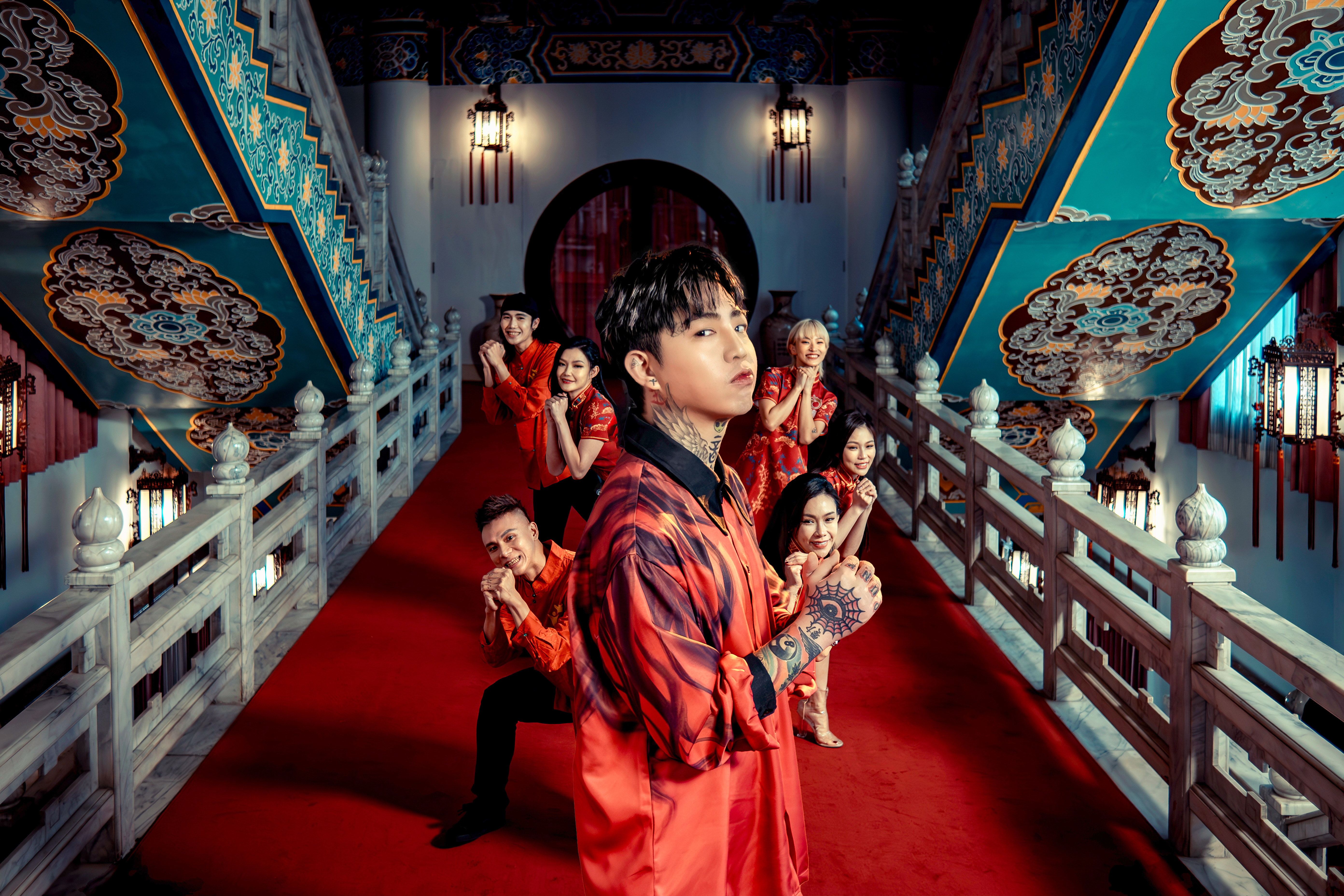 隨著農曆年將屆，謝和弦推出應景賀年新歌〈Happy來過年〉。