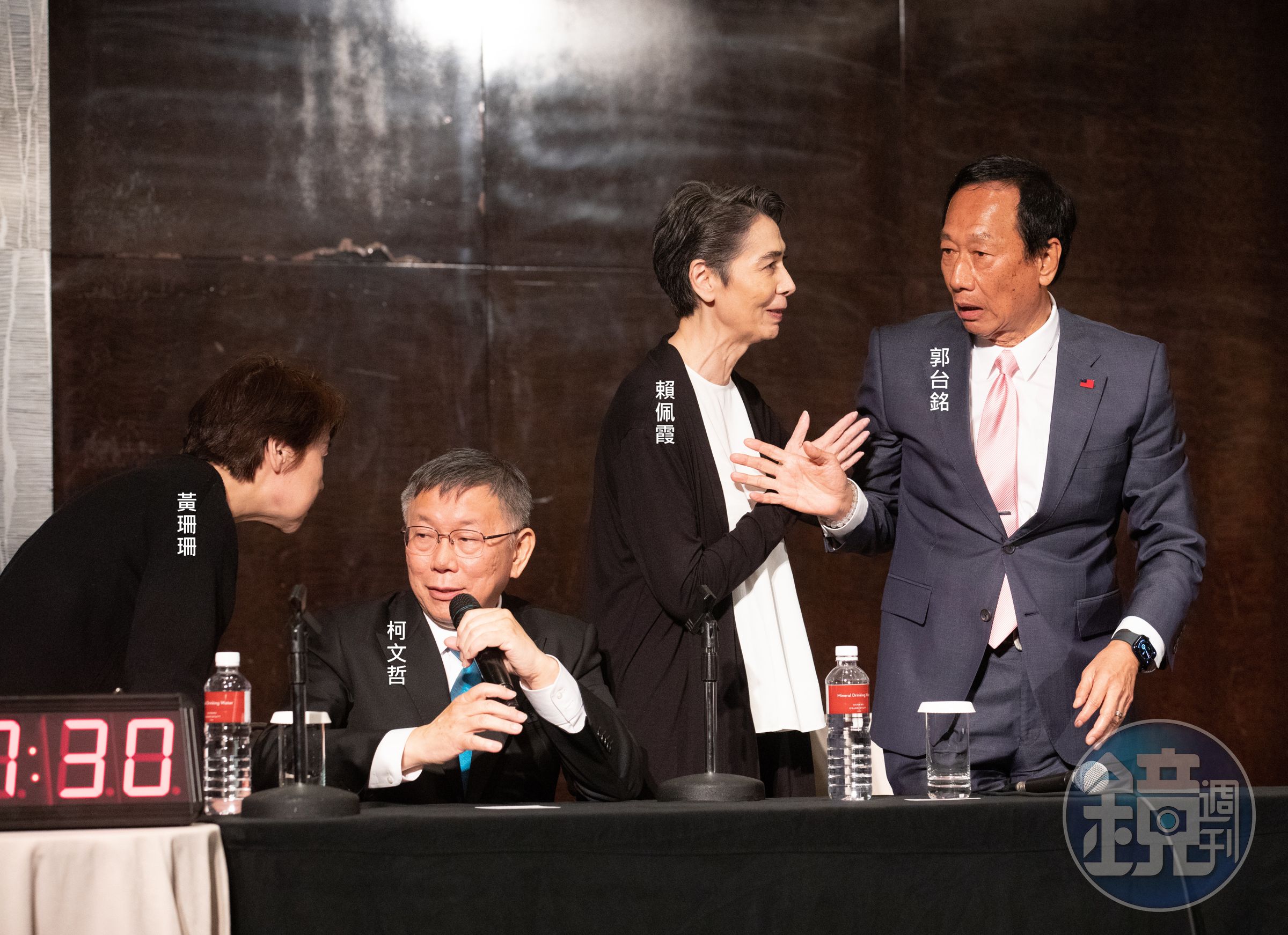 決定參選2024年總統的郭台銘（右）曾現身君悅「藍白郭」會談，但最終合作破局。