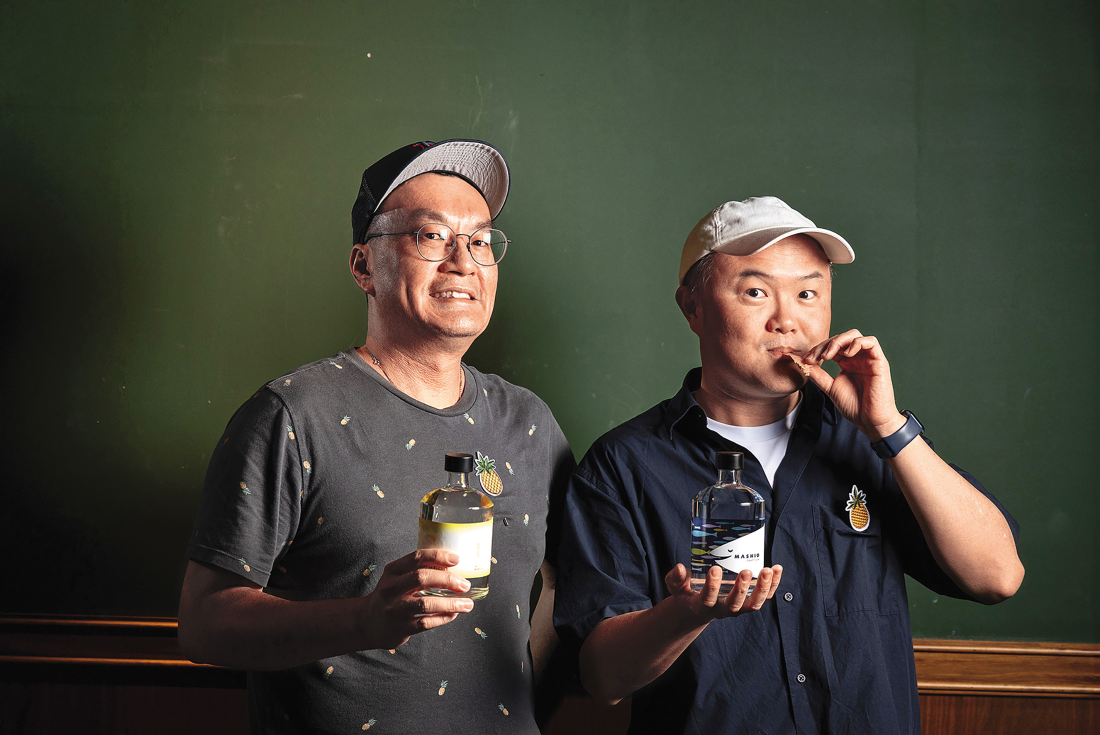 Kenneth(左)憑藉對調酒的天分,時常受邀私人派對擔任專屬調酒師;Hugo(右)擁有跨境電商、旅行社、身心健康與醫美等跨領域創業經驗。