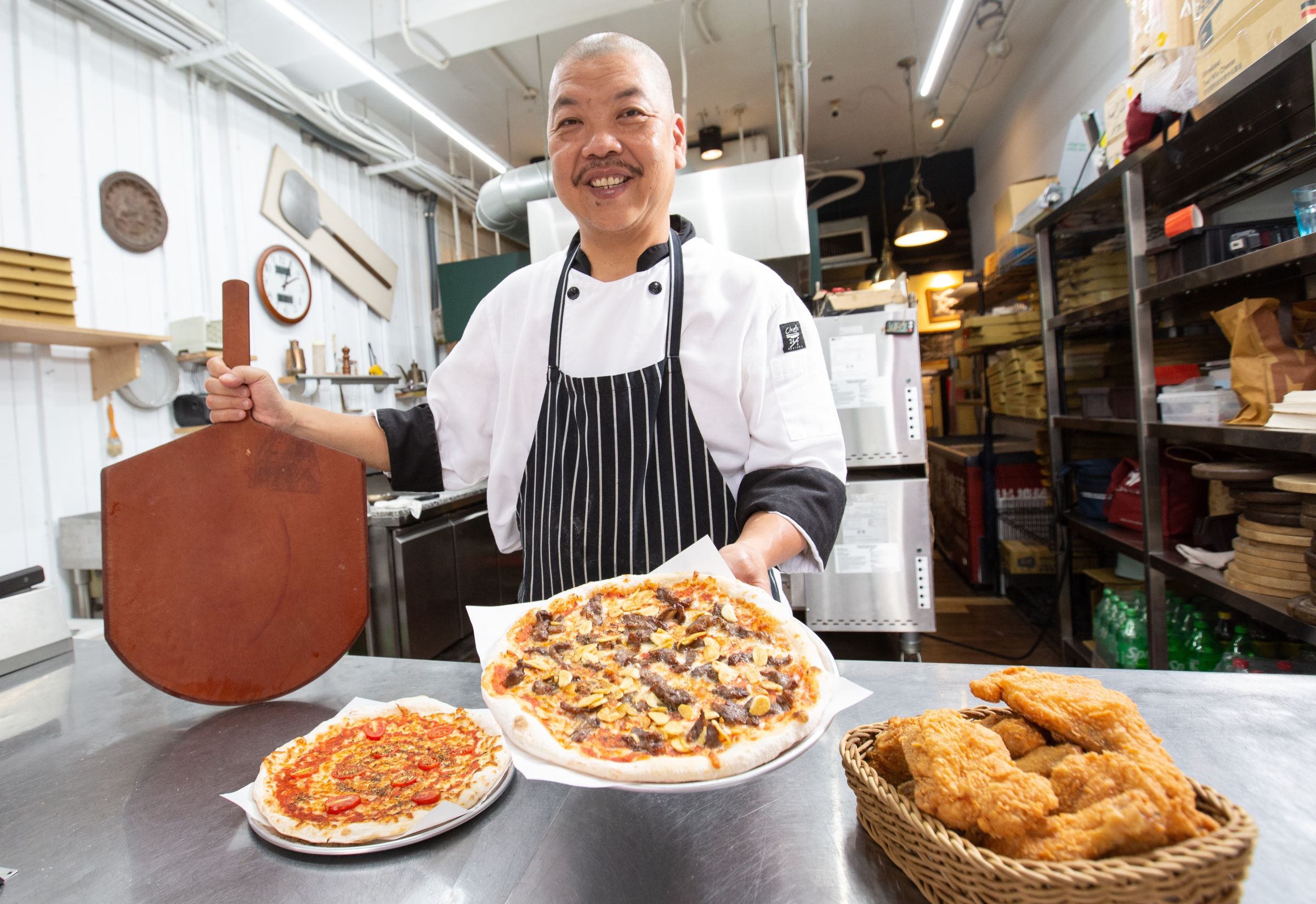 歷任過多家五星級主廚、現為PINO披薩老闆的謝宜榮，他是台灣第一個申請並通過AVPN拿坡里披薩協會認證的人。