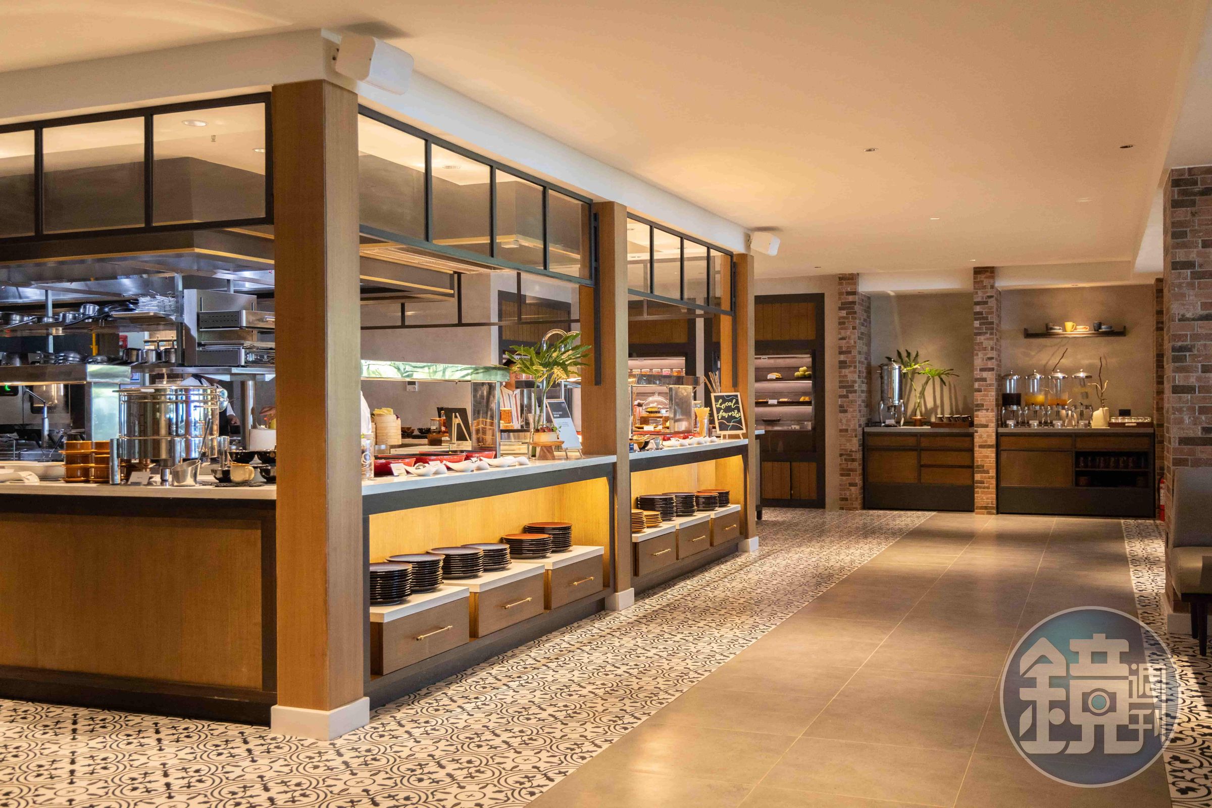 巴拉望公主港福朋喜來登飯店唯一的用餐空間，以木質調和圖騰地磚打造出質感風格。