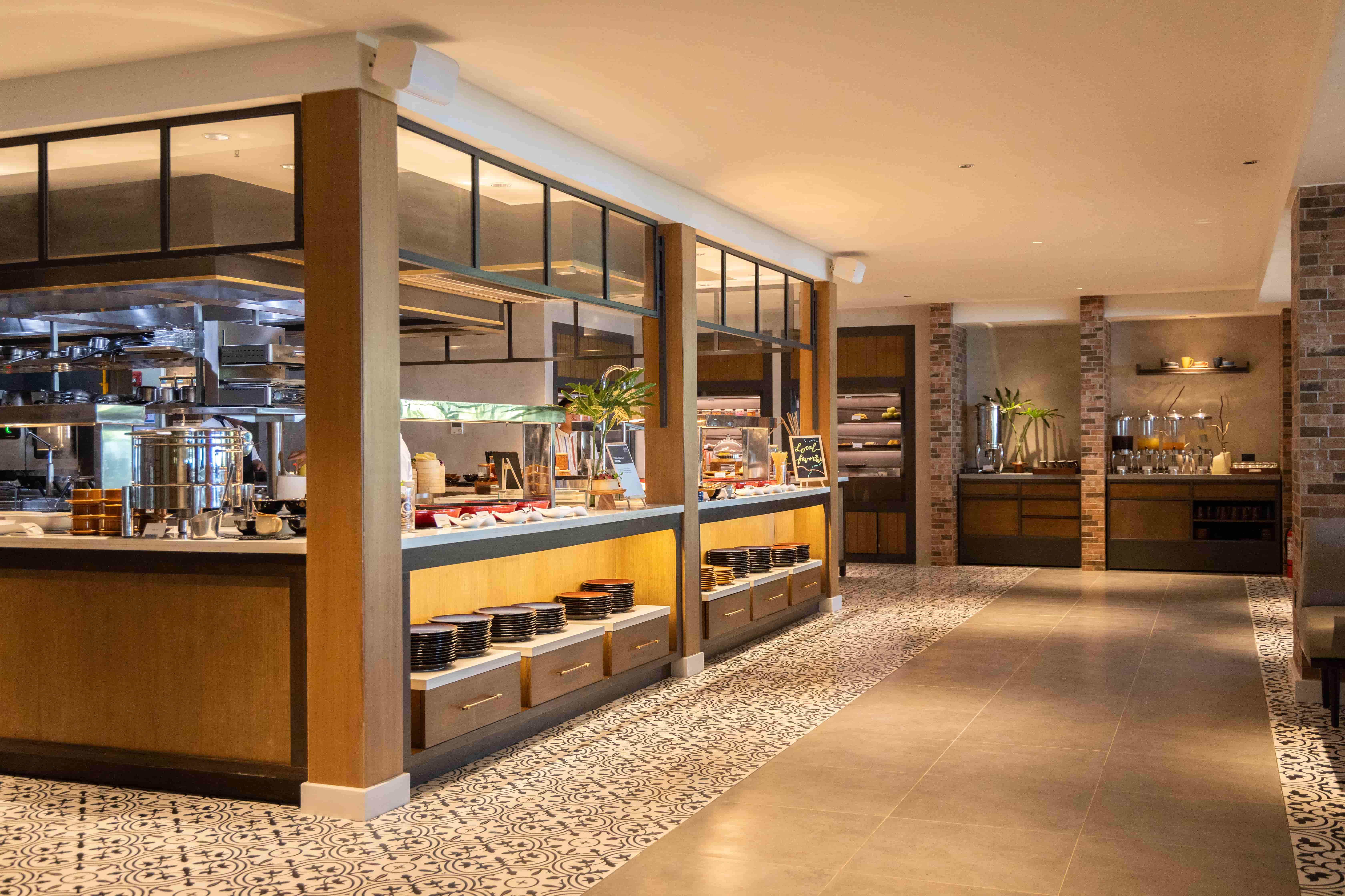 巴拉望公主港福朋喜來登飯店唯一的用餐空間，以木質調和圖騰地磚打造出質感風格。