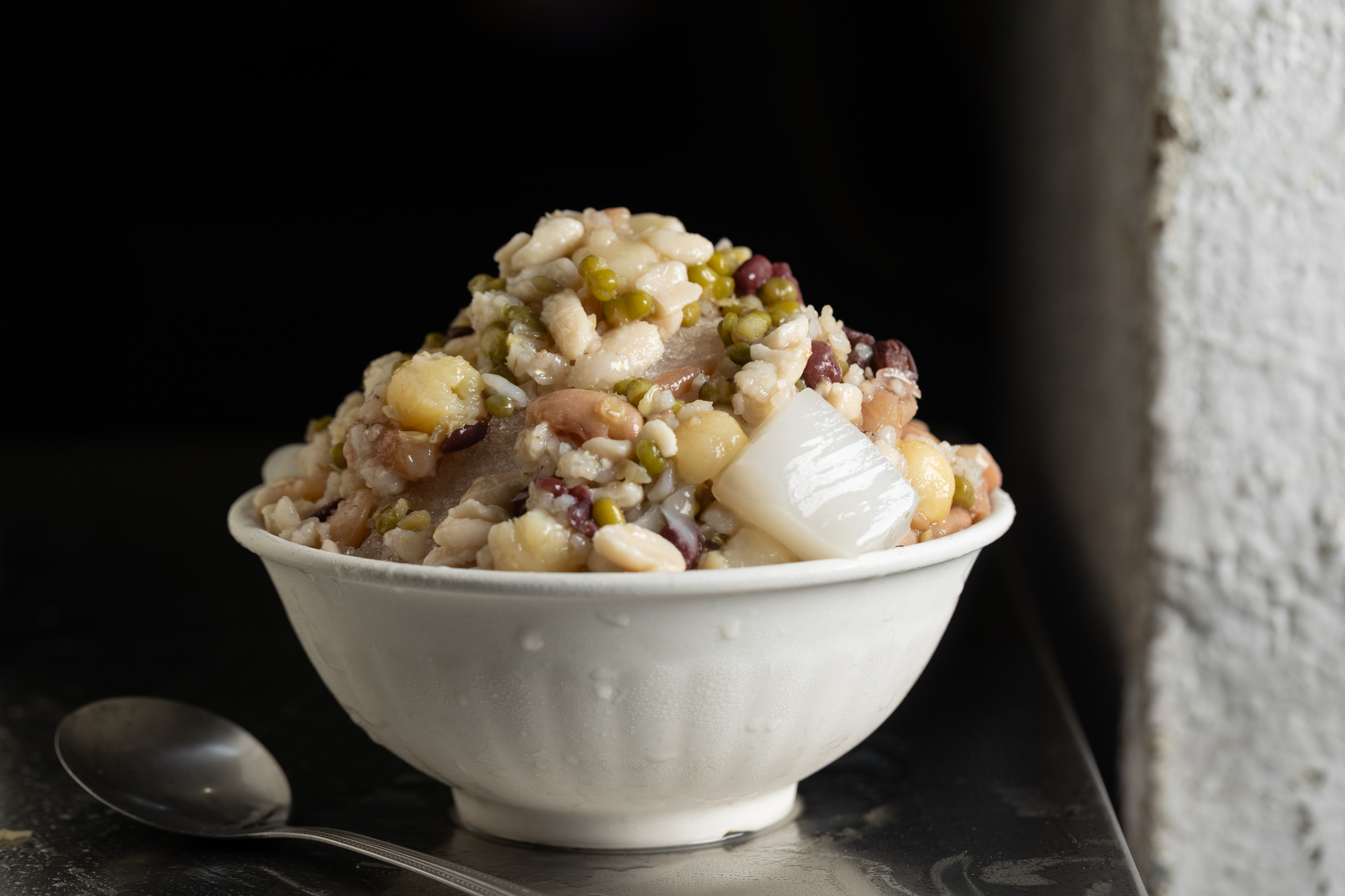 「謝家八寶冰」料多實在的古早味「八寶冰」，只要銅板價就吃得到。（60元／碗）