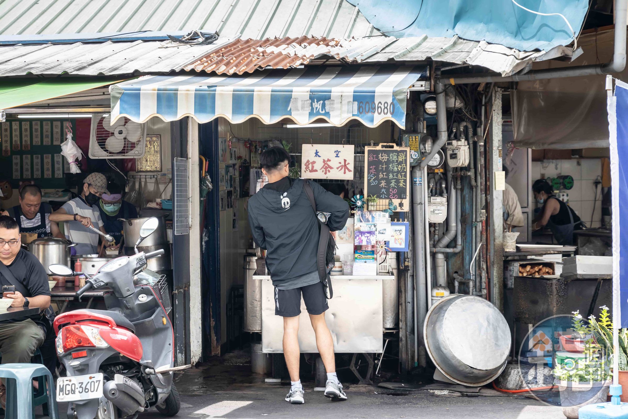 「太空紅茶冰」小小的三角形店面擠身在控肉飯與早餐店之間。