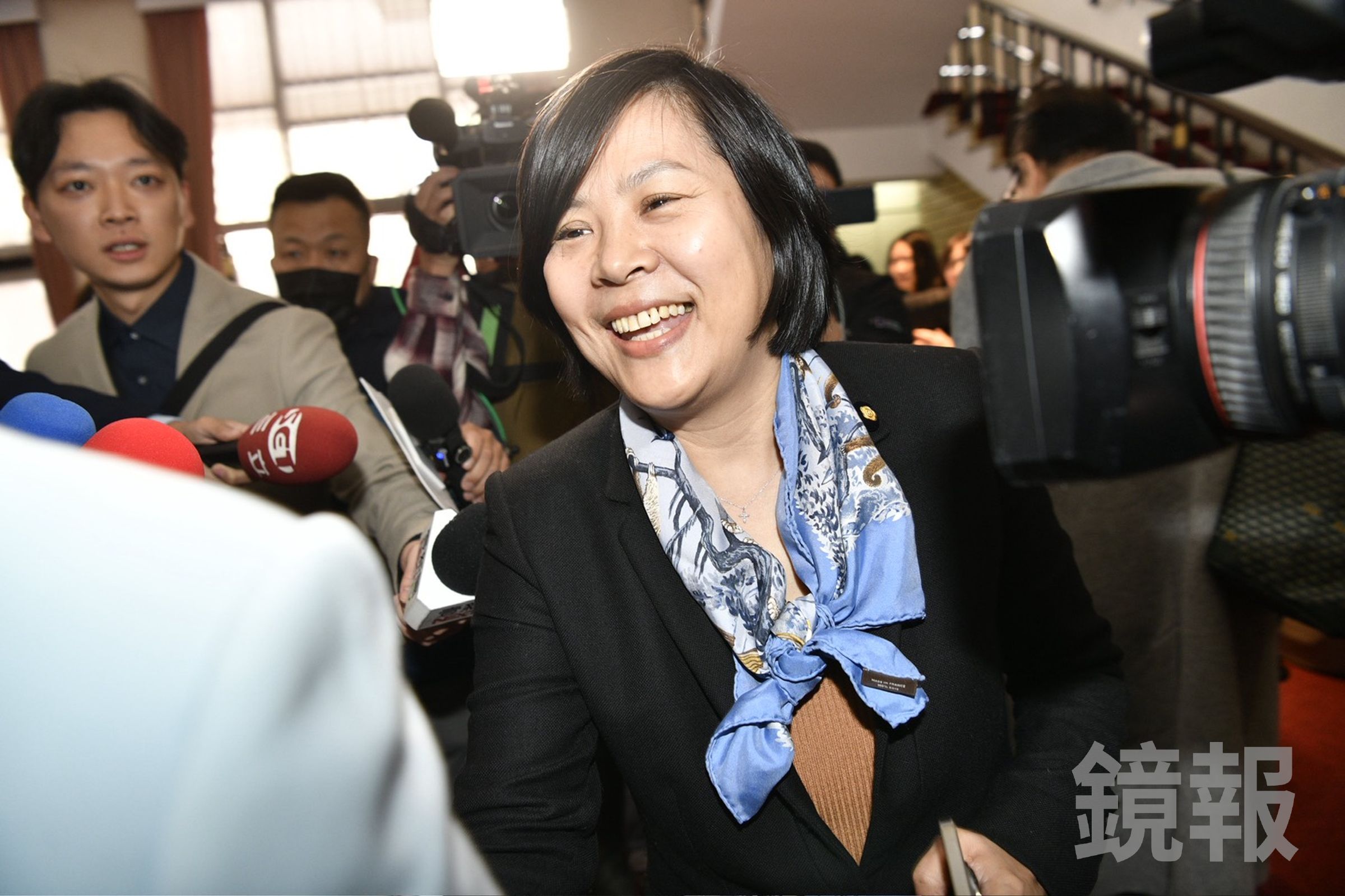 儘管助理提醒要寫「共四案」，但李貞秀寫成「共識案」挨轟連程序都不懂。（鏡報李智為）