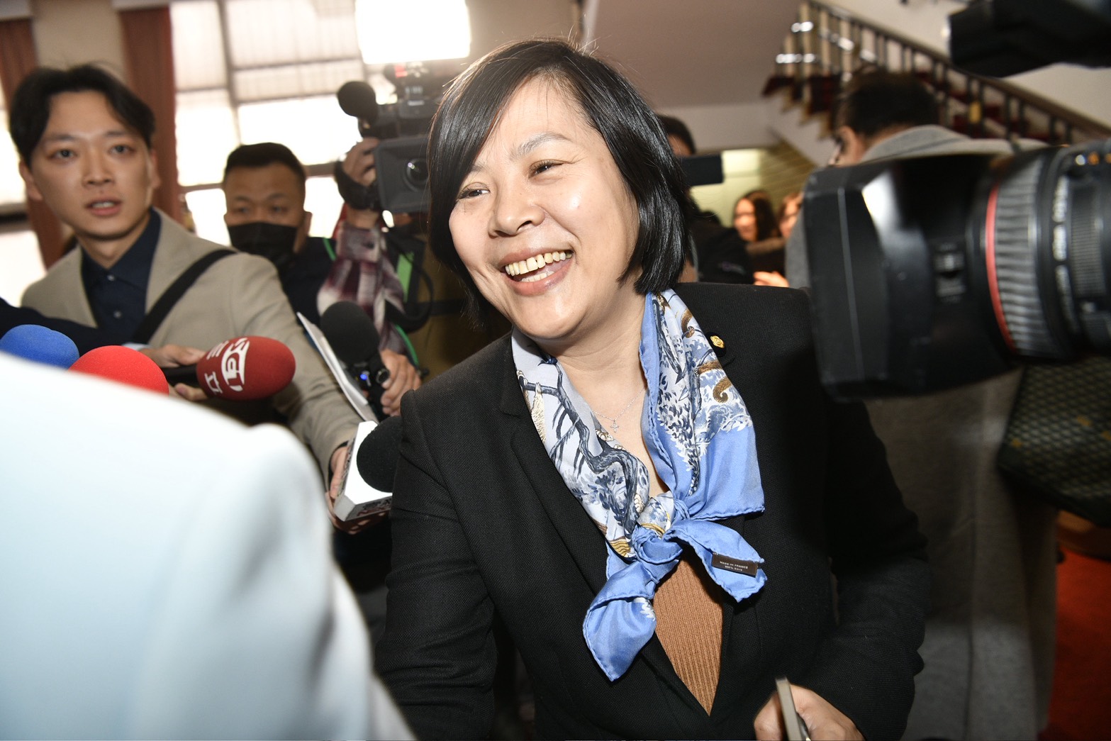 儘管助理提醒要寫「共四案」，但李貞秀寫成「共識案」挨轟連程序都不懂。（鏡報李智為）