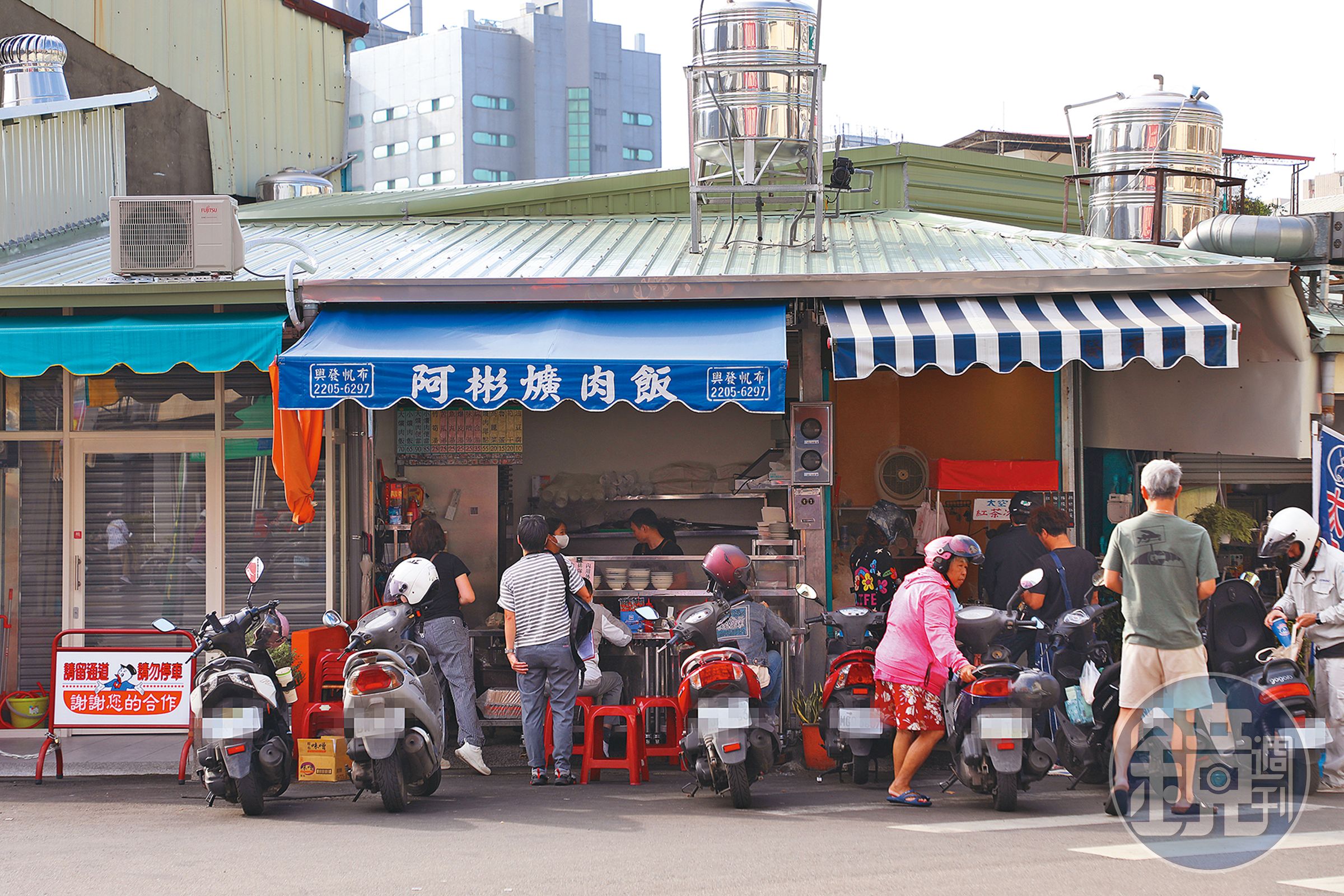「阿彬爌肉飯」(左)與「太空紅茶冰」(右)攤位緊密相連,很多人吃完飯就買一杯紅茶帶著喝。
