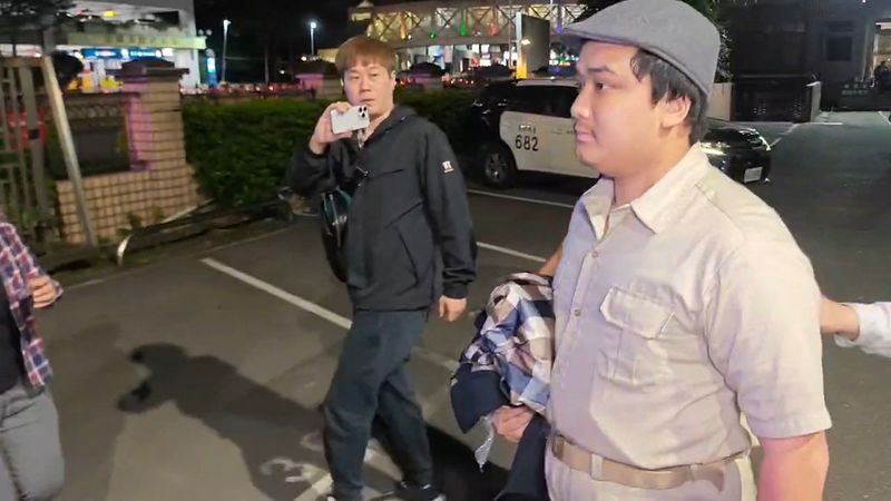 李坤城罷免案領銜人宋建樑到新北檢複訊時，竟戴納粹「卐」符號臂章，離去時他已脫去服裝、臂章。（鏡新聞提供）