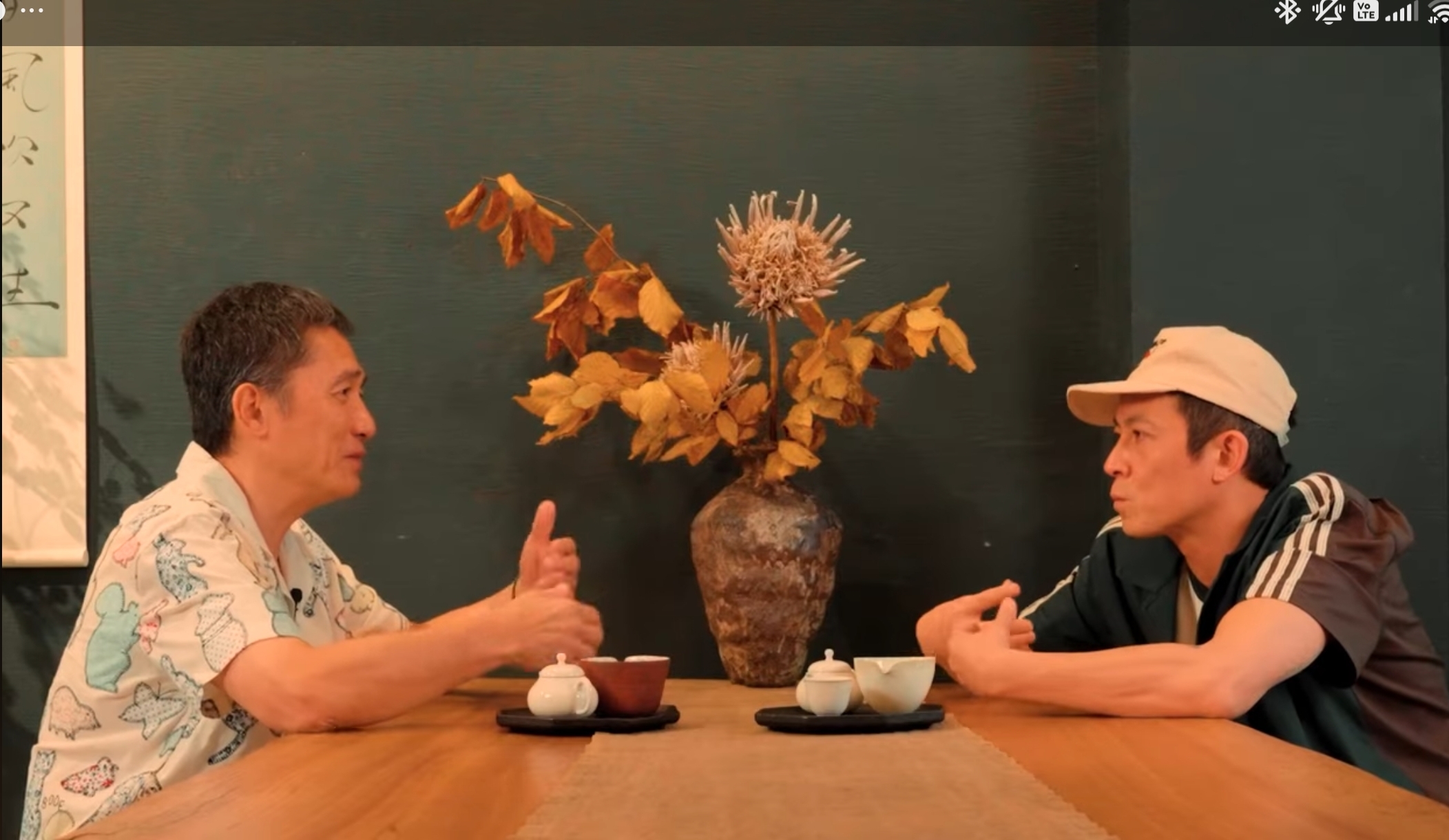 梁朝偉接受陳冠希訪問,自認年事已高,要是再演舞台劇台詞要背4個月到半年。(翻攝自陳冠希YT頻道)
