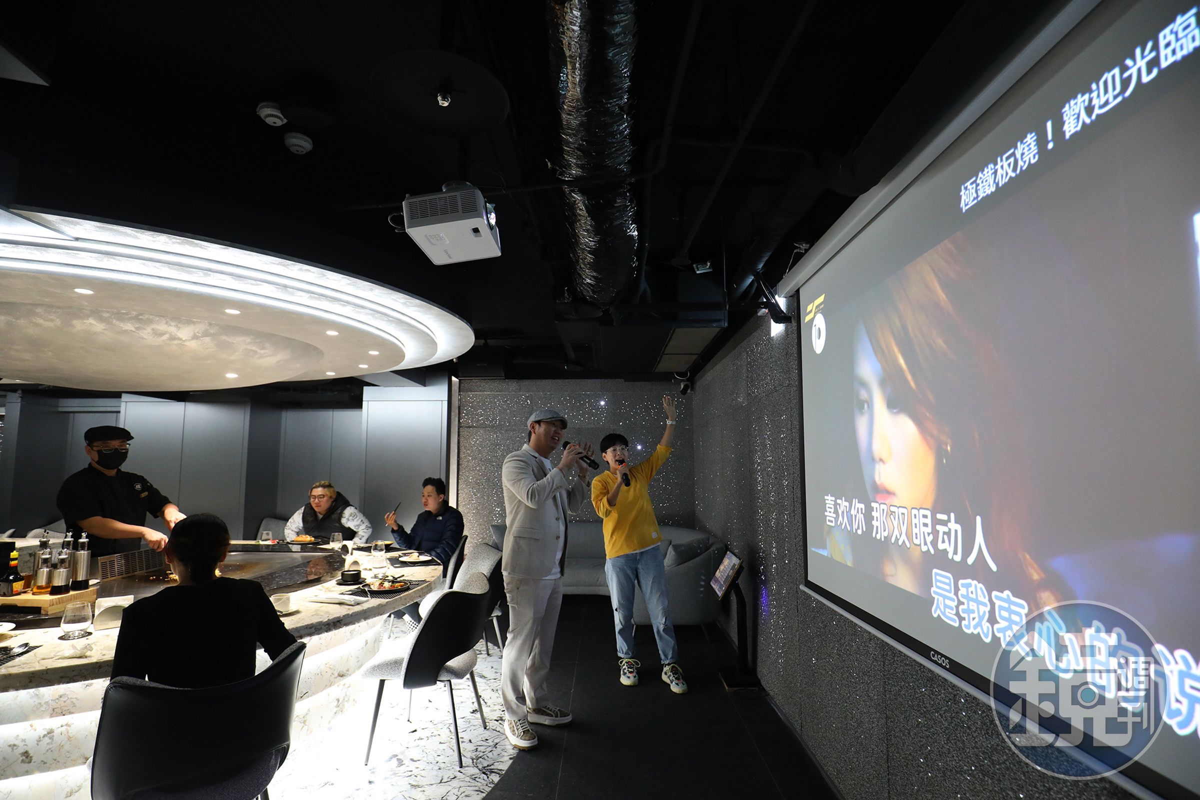 2025年6月開幕的「極鐵板燒」餐廳，主打全包廂式、KTV歡唱與餐期不限時，加上提供極具佈置彈性的用餐空間，深受重視儀式感的族群喜愛。