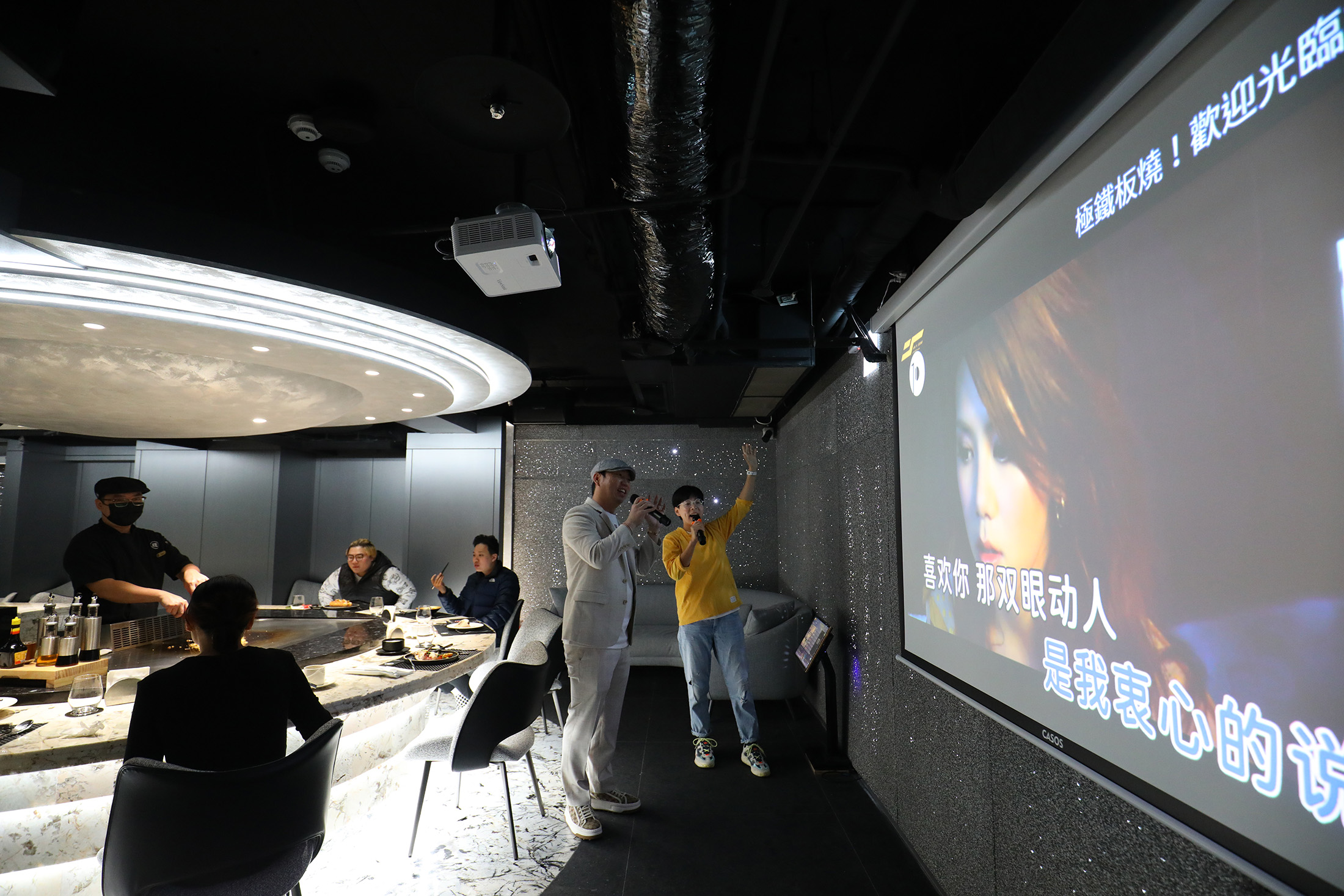 2025年6月開幕的「極鐵板燒」餐廳，主打全包廂式、KTV歡唱與餐期不限時，加上提供極具佈置彈性的用餐空間，深受重視儀式感的族群喜愛。