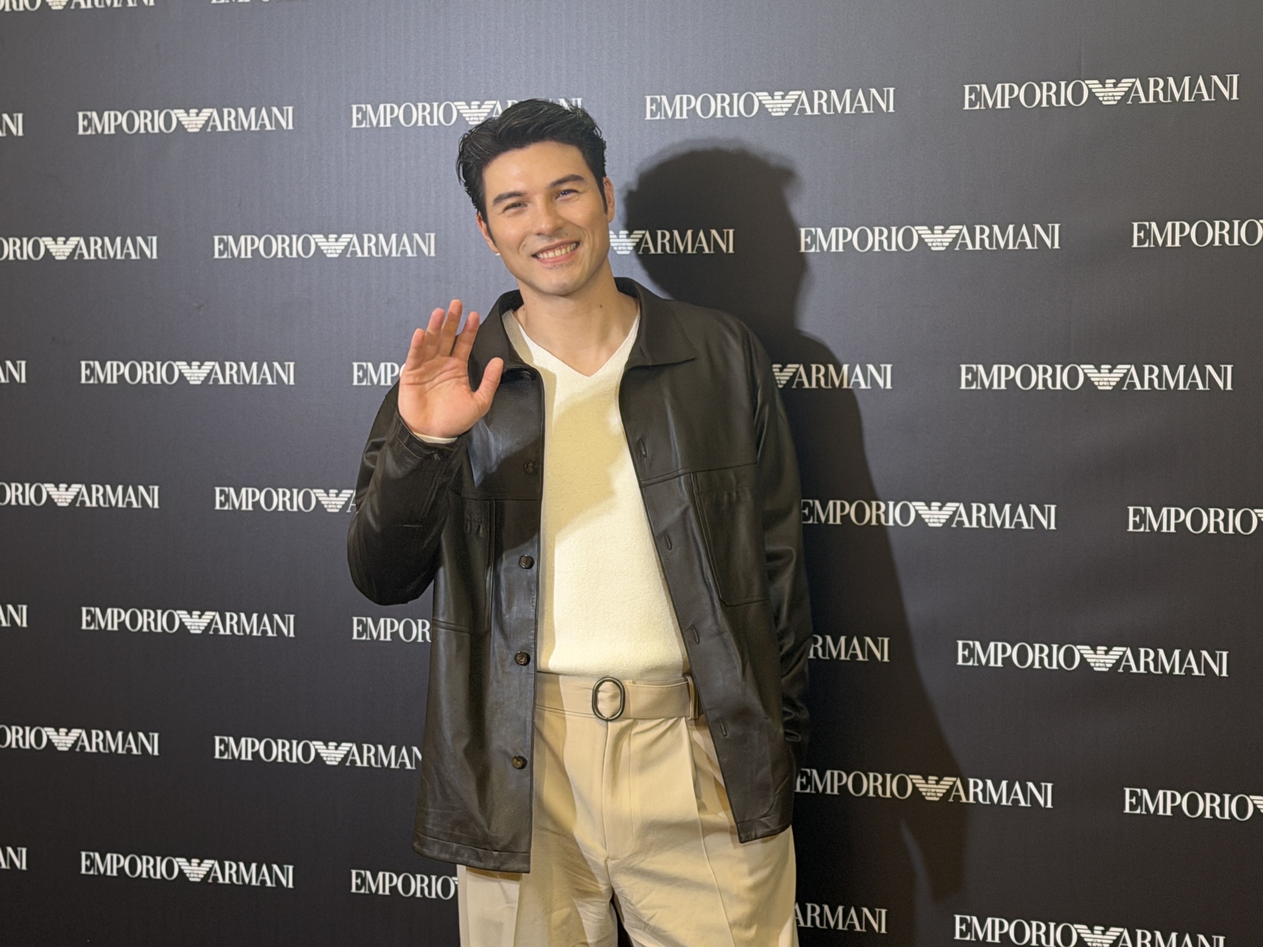 鳳小岳平日很愛穿皮外套,對於身上EMPORIO ARMANI皮夾克更是大讚柔軟又輕薄。