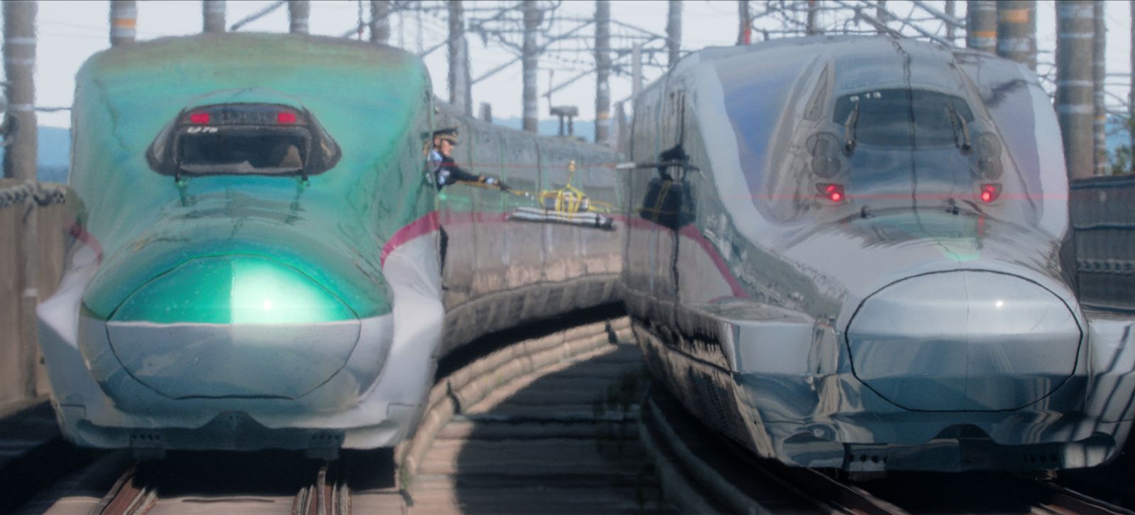 為了解除炸彈危機，《新幹線驚報倒數》上演各種拆彈的驚險場面。（Netflix提供）