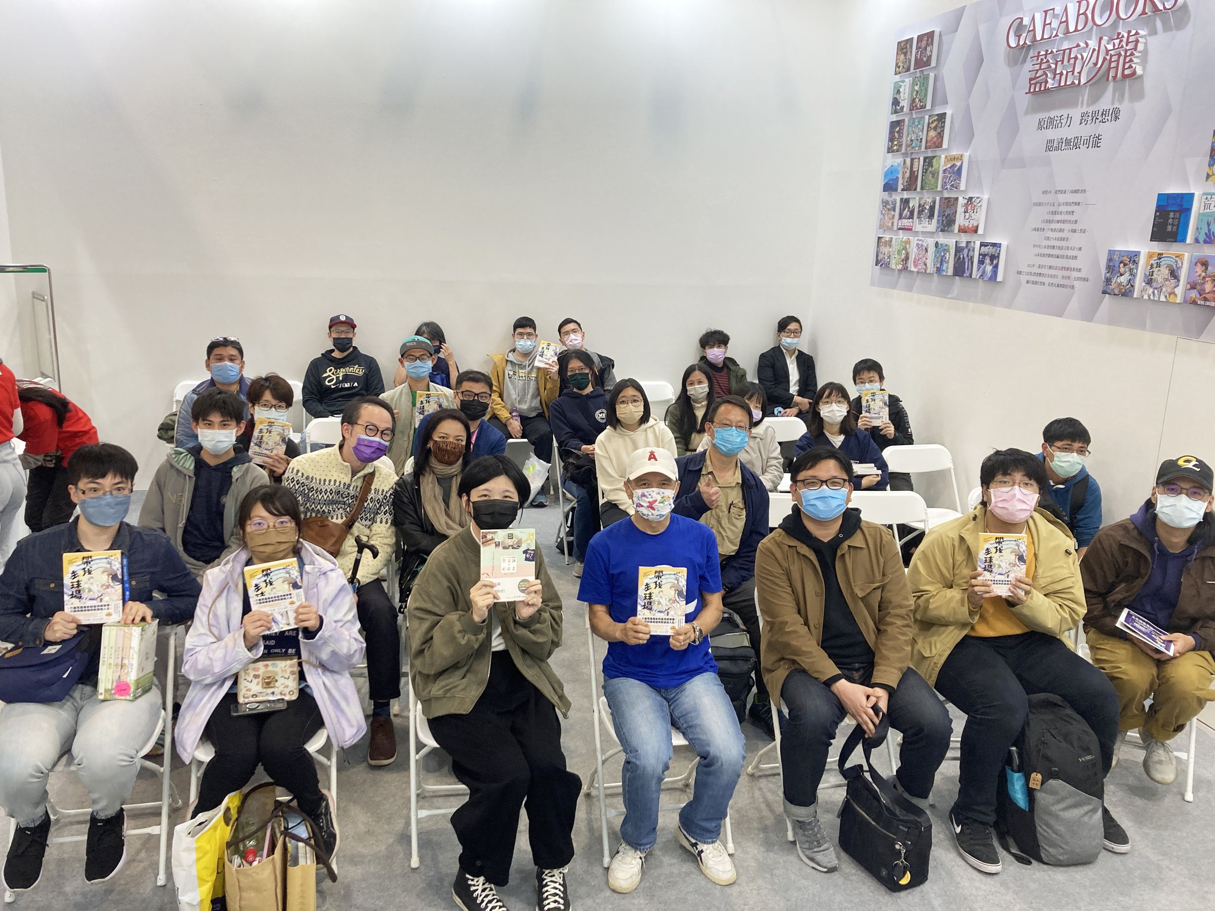 漫畫家張季雅（左3）及資深球評曾文誠（左4）出席《帶我去球場》新書座談會。（蓋亞文化提供）