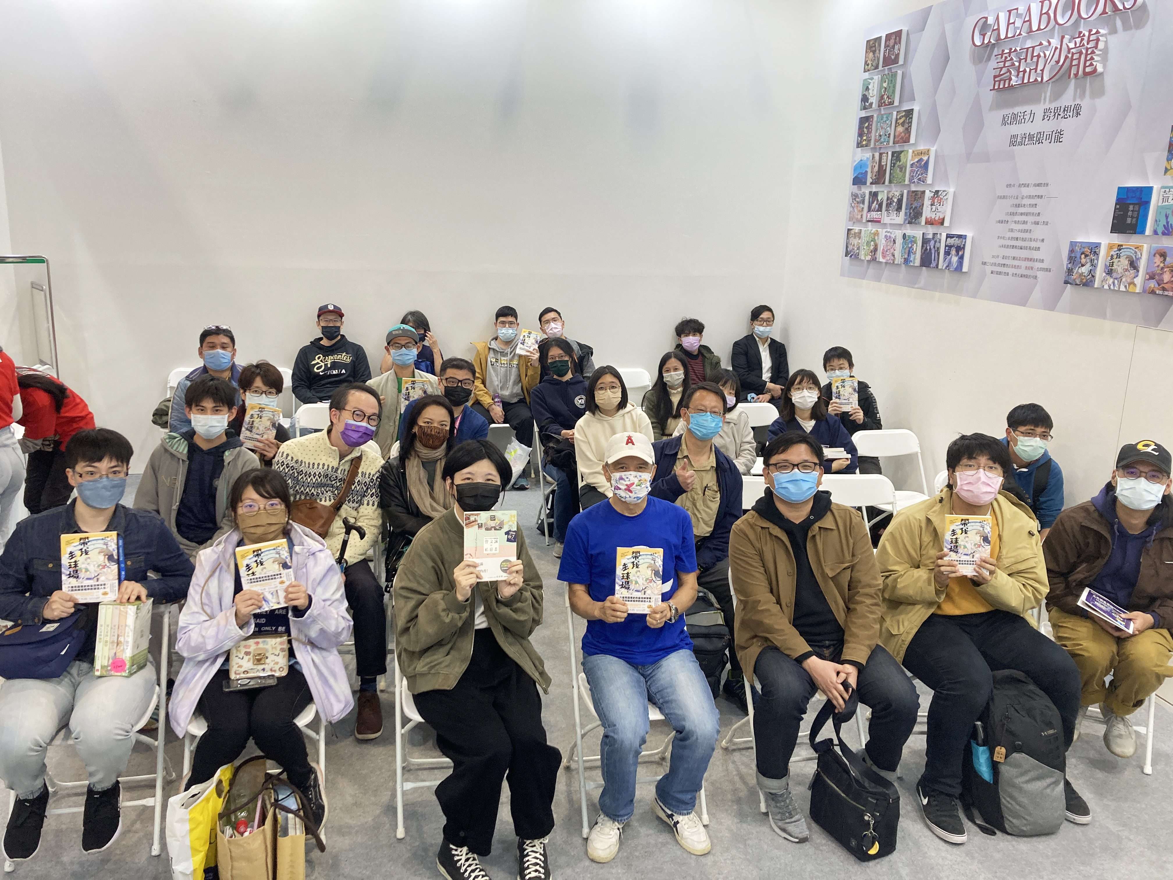 漫畫家張季雅（左3）及資深球評曾文誠（左4）出席《帶我去球場》新書座談會。（蓋亞文化提供）