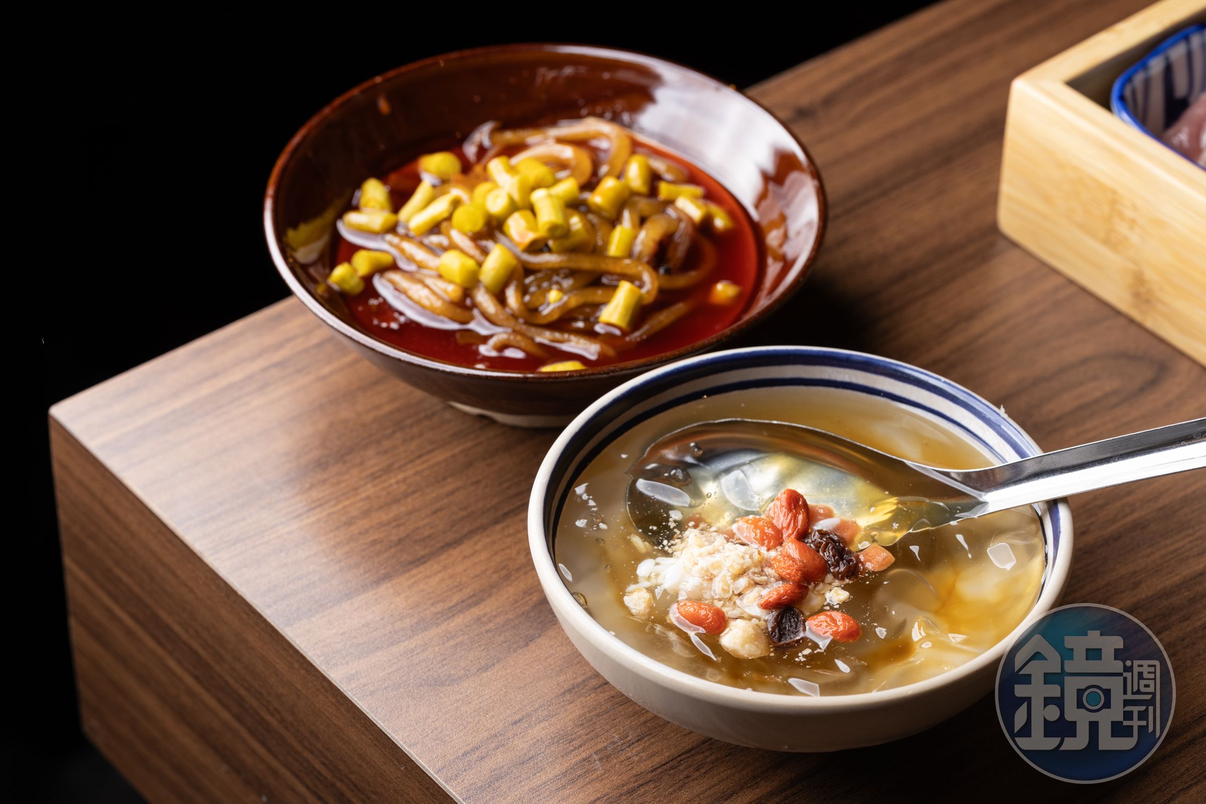 「酸辣粉」（後，100元／份）下鍋煮完再放上酸豆丁加湯，就是一碗酸辣粉；再來份搭配果乾、山楂碎與酒釀的「成都冰粉」（前，80元／碗），冰涼解辣。