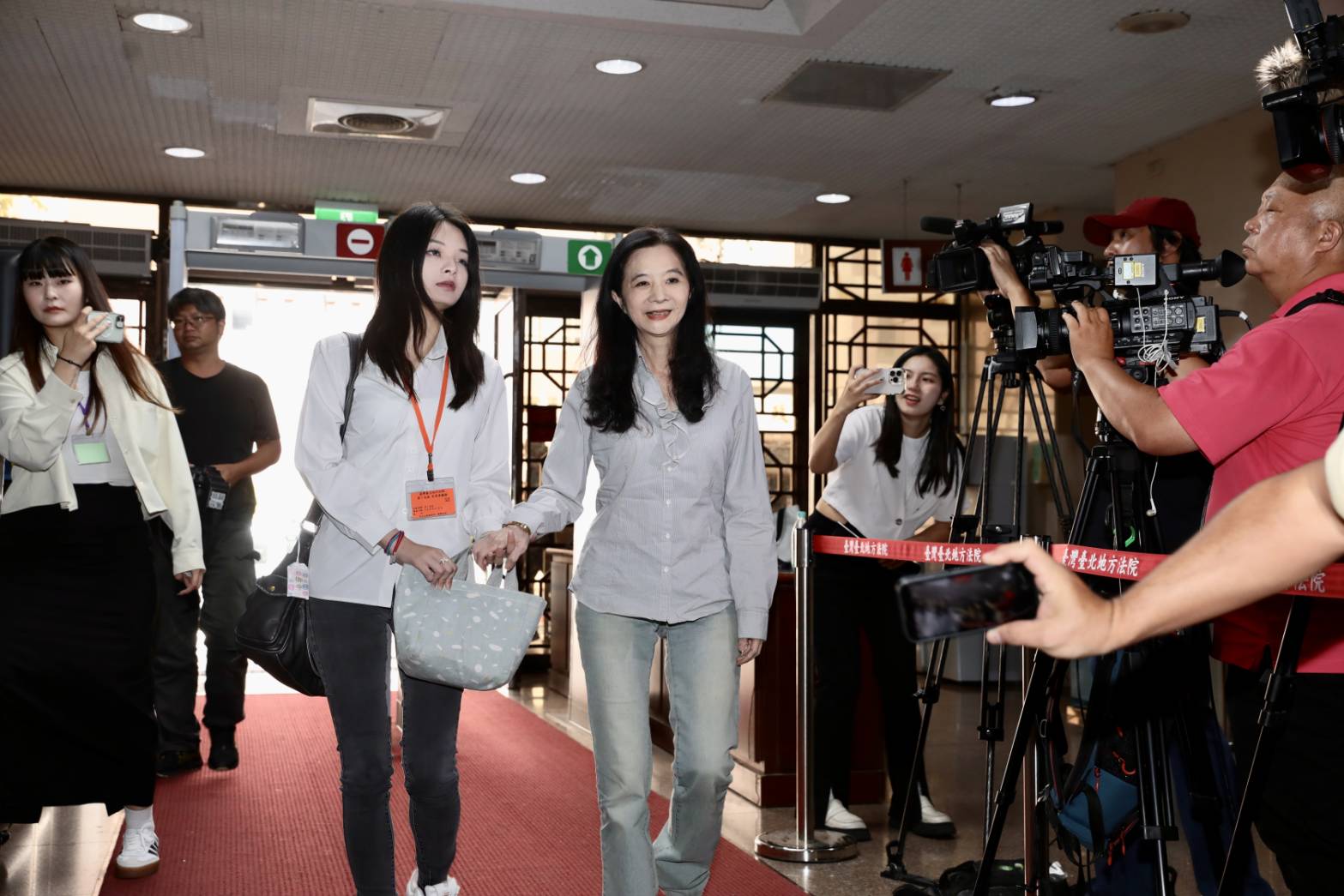 應曉薇上午在女兒陪同下再度出庭。（鏡報林煒凱攝）