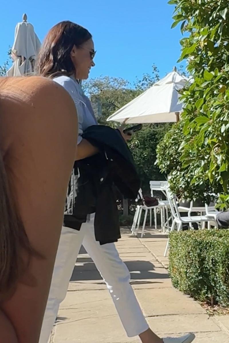 梅根現身酒吧,淺藍色上衣搭配白色長褲及球鞋,相當休閒。(翻攝X@LyleSckeepers)