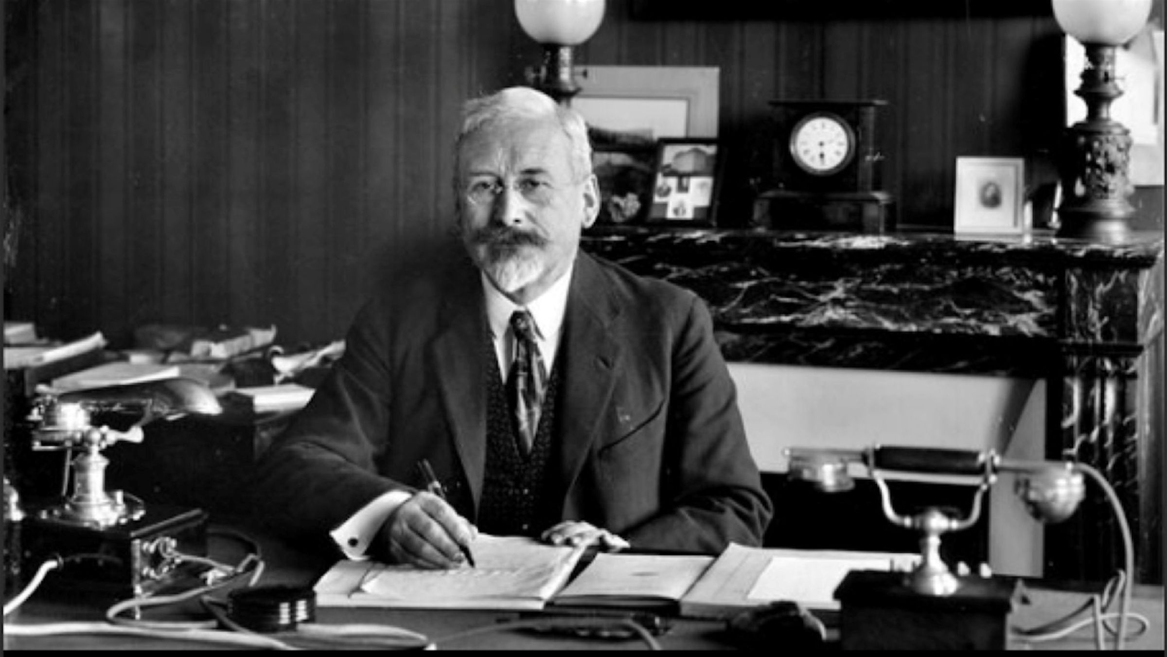 瑞士物理學家Charles Édouard Guillaume（1861-1938）。