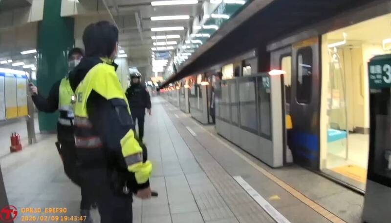 北捷松山新店線新店站9日晚間傳出民眾持刀，但警方查無可疑對象，報案民眾則含糊其辭，也不願配合指認，遭到警方依誣告罪送辦。（翻攝畫面）