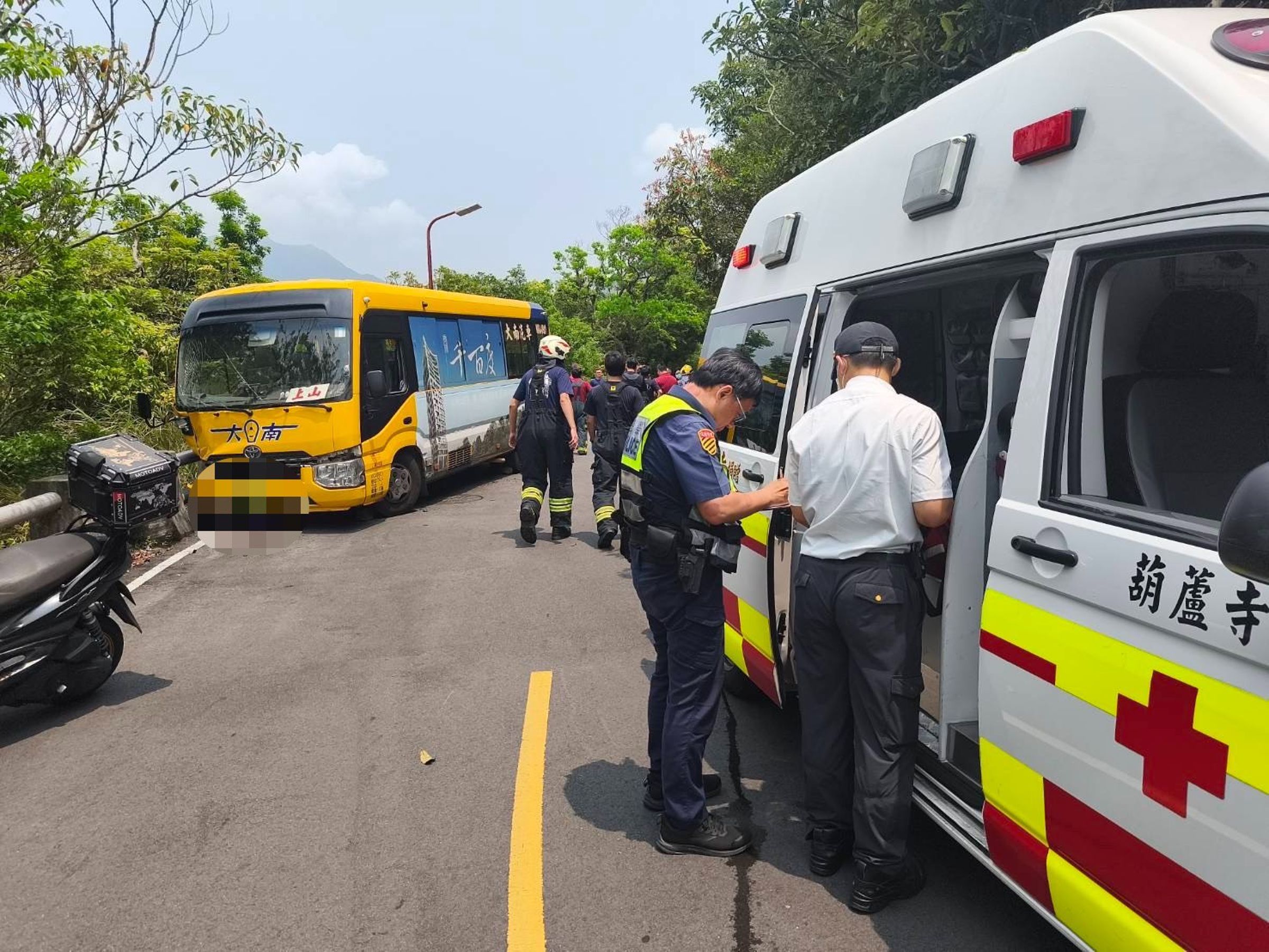 北投公車失控撞護欄,導致14乘客受傷送醫。(警方提供)