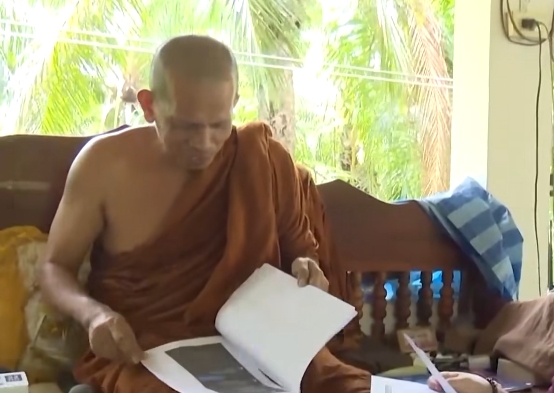 僧侶阿皮察被指控與人妻有染，他否認所有指控。（翻攝自臉書@第8頻道）