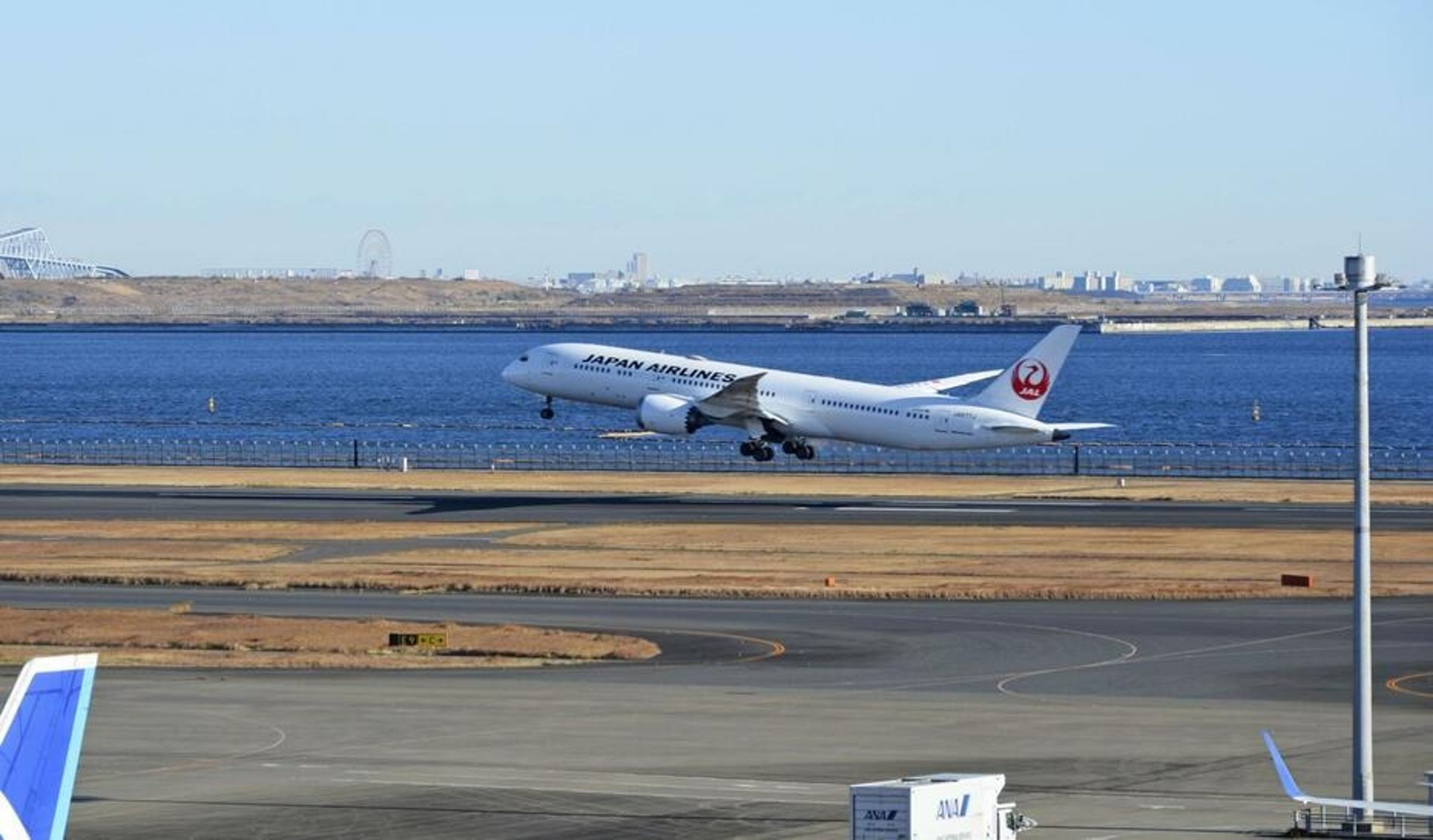 羽田機場C跑道出事關閉5天,殘骸清除今重啟。(翻自日本雅虎)