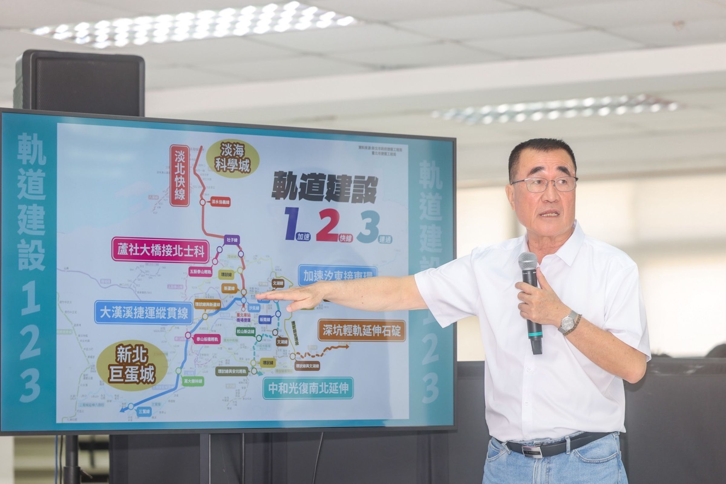 李四川說明軌道建設123政見。（李四川競辦提供）