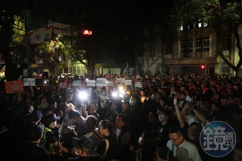 一名吳姓補教名師轉發「社運妹最好上了」貼文，引發輿論譁然。（示意圖，本刊資料照）