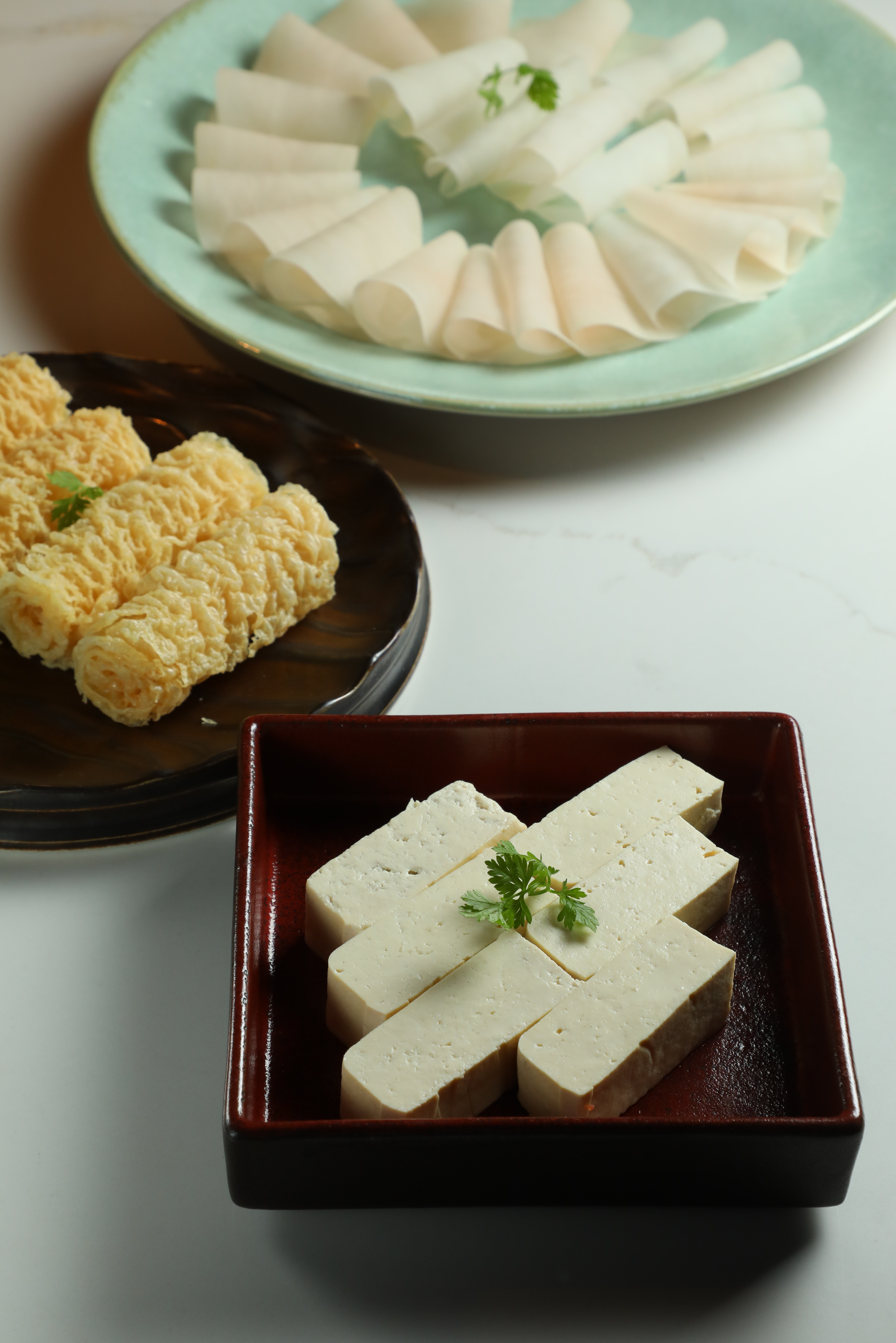 「臭豆腐」放入牛油鍋中吸飽辣味後，更加臭香四溢，越吃越涮嘴。（前，68元／份）