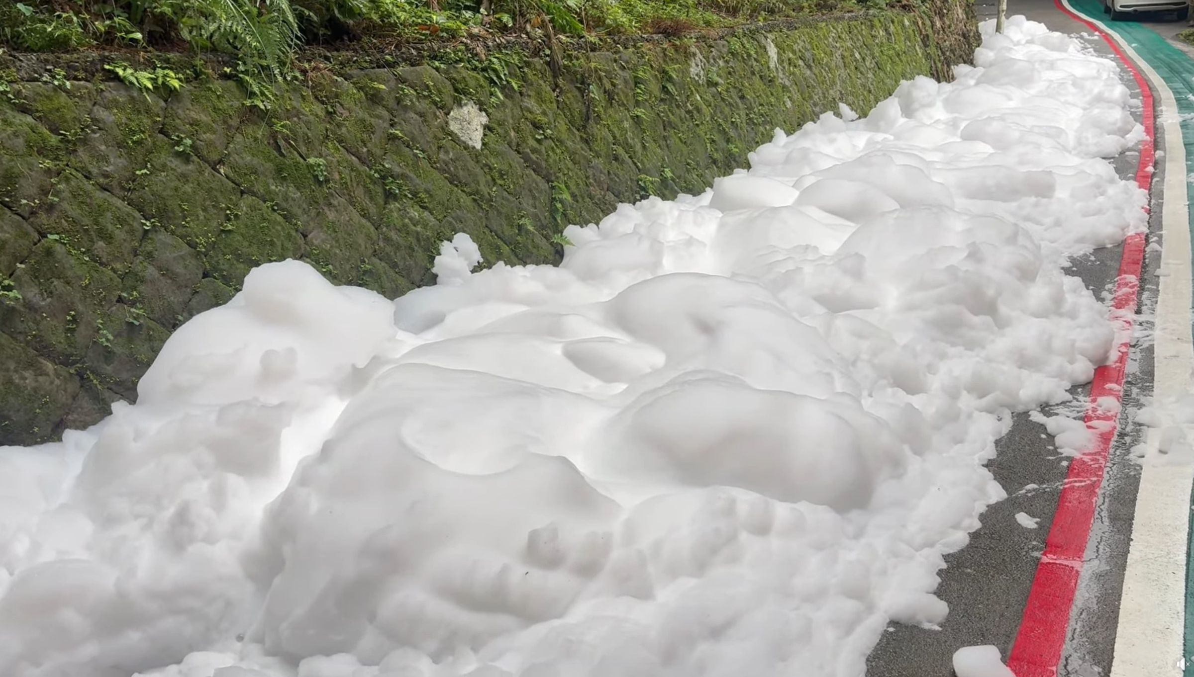 基隆出現不明泡沫，民眾還以為下雪。（翻攝陳宜臉書）
