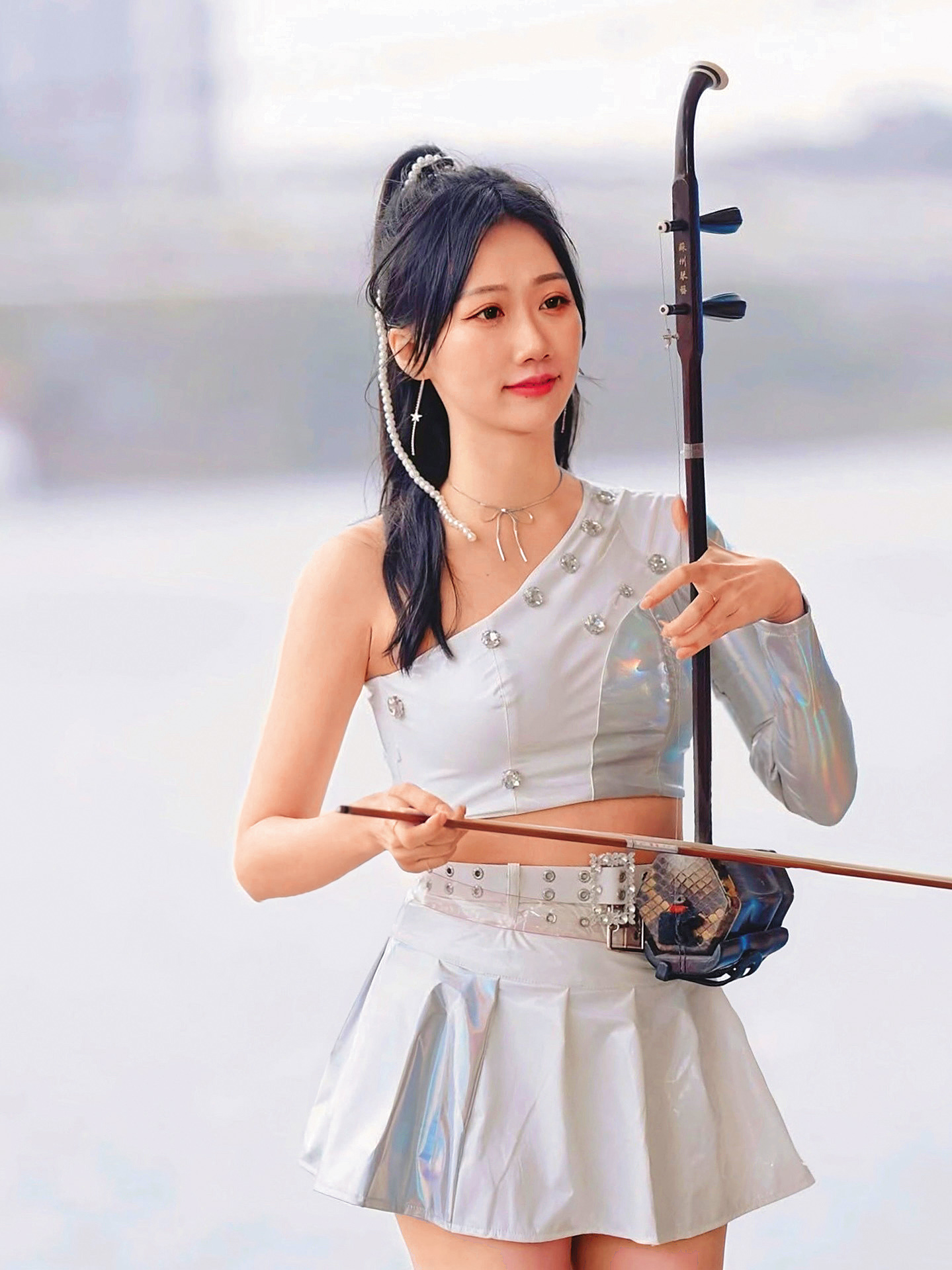 小倢熱愛音樂,去年樂團舉行音樂會「The Way of THE CHOSENs天選之路」,象徵團隊從選擇、蛻變到綻放的旅程。(翻攝自小倢zora IG)