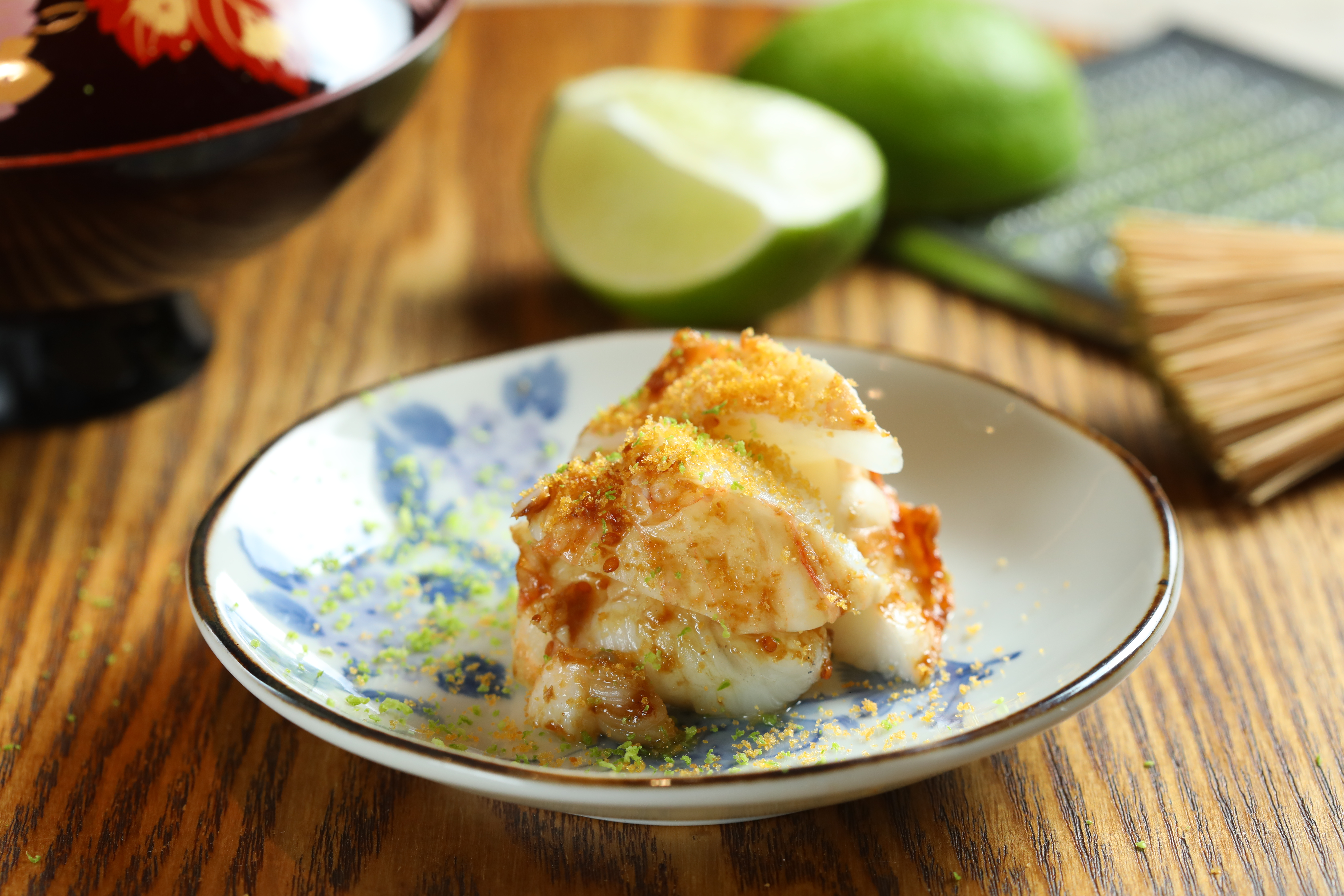 「初魚鉄板料亭」民生店新推的夏季菜單中，能吃得到抹上風乾番茄般甜美的燈籠果味噌醬燒烤，又有紫嬌花添香的「龍蝦」。（1,880元套餐菜色）