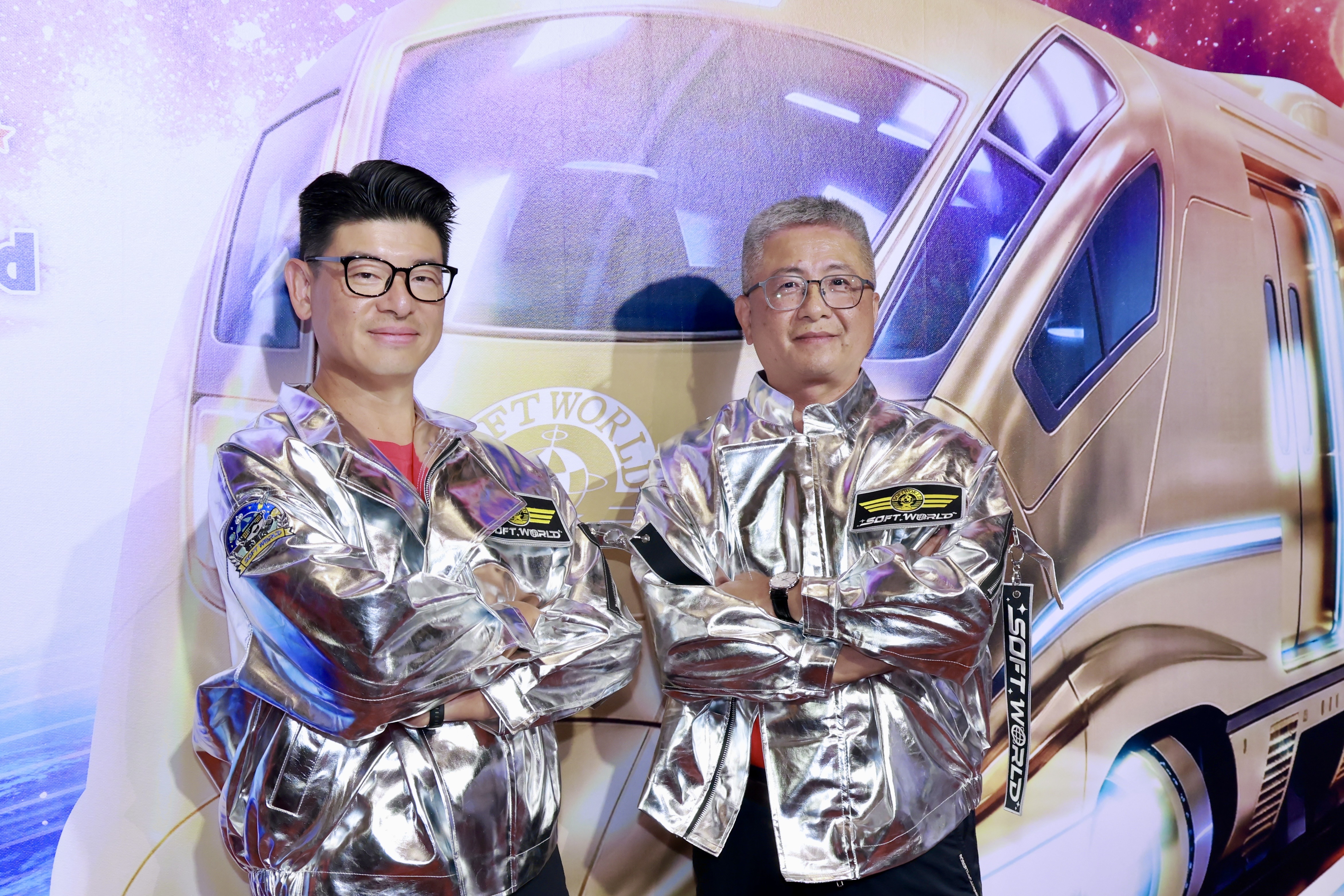 智冠科技財管中心總經理鍾興博（右）宣布集團幾年增設AI發展中心，由一帆數位副總經理李殷獎（左）領軍。